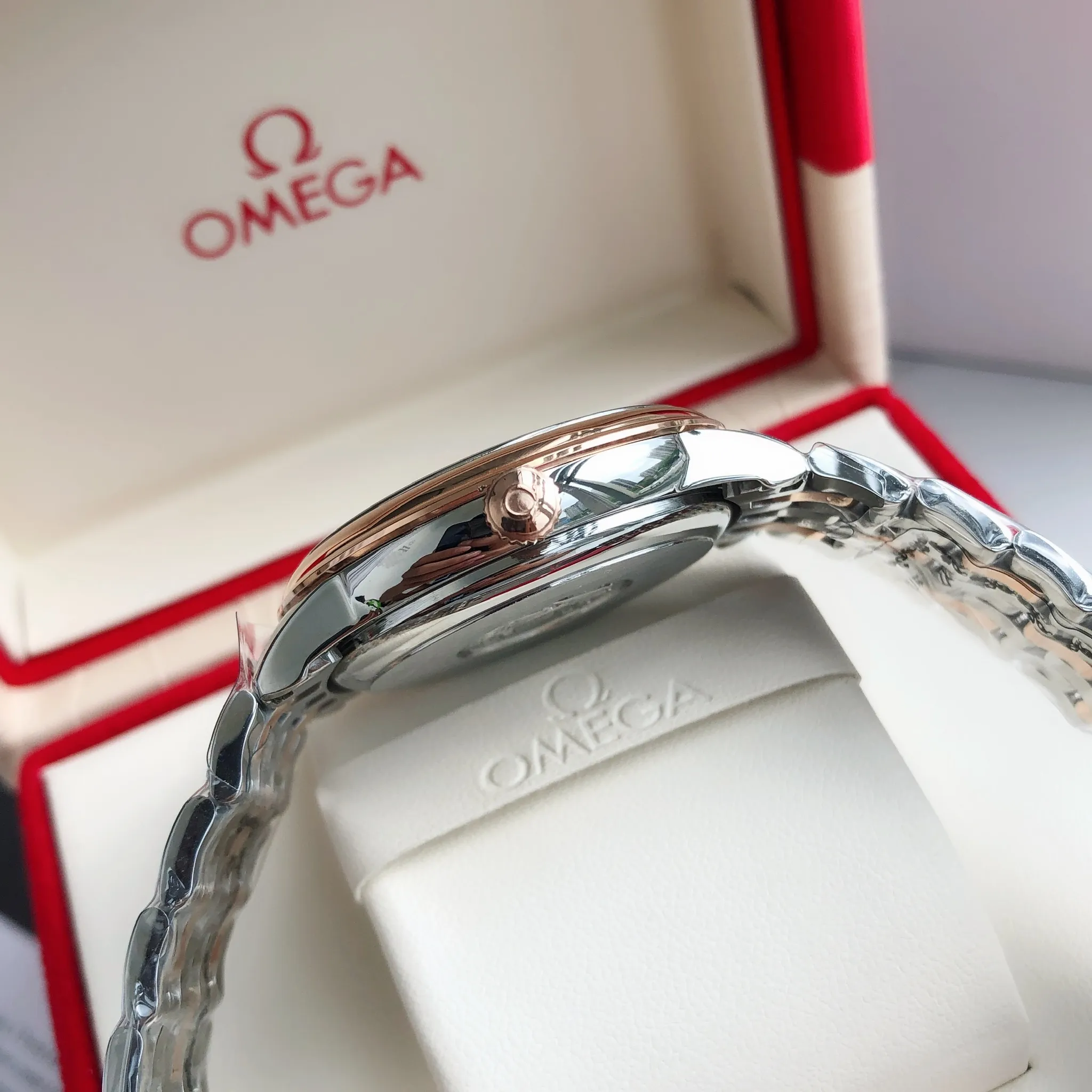 【High-end replica】💰1160! 【Customized all-in-one machine】💰1720! 2023 upgraded blockbuster model - Omega Butterfly De Ville series men's watch [Casual, simple and classic hot model] After the De Ville series was discontinued last year, the factory persisted in adhering to the concept of providing better prices and being more people-friendly. It spent nearly a year strictly controlling and selecting high-quality suppliers of various accessories. Thanks to the strong support of a replica factory, it has worked hard to create today's upgraded and high-quality products at the same price‼ ️ This upgrade uses the same-level lettering from a certain factory, corrects the original synchronous stretch clasp, and passes the factory damage test to ensure excellent quality [Movement] Equipped with zero repair 💯 Brand new Citizen 9015 all-in-one automatic mechanical movement, precise travel time and long-lasting, highly recognized by watch friends [Case] 316L stainless steel case, modified and beautiful body The bottom cover is embossed according to the original synchronized track text. The 39.5mm shell size adheres to the same original details. Curved dial. 100-meter depth waterproof. Scratch-resistant sapphire mirror. [Bracelet] Use 316L stainless steel bracelet with original folding stretch buckle of the same material or calfskin strap. This picture is a real shot of a customized all-in-one machine!
