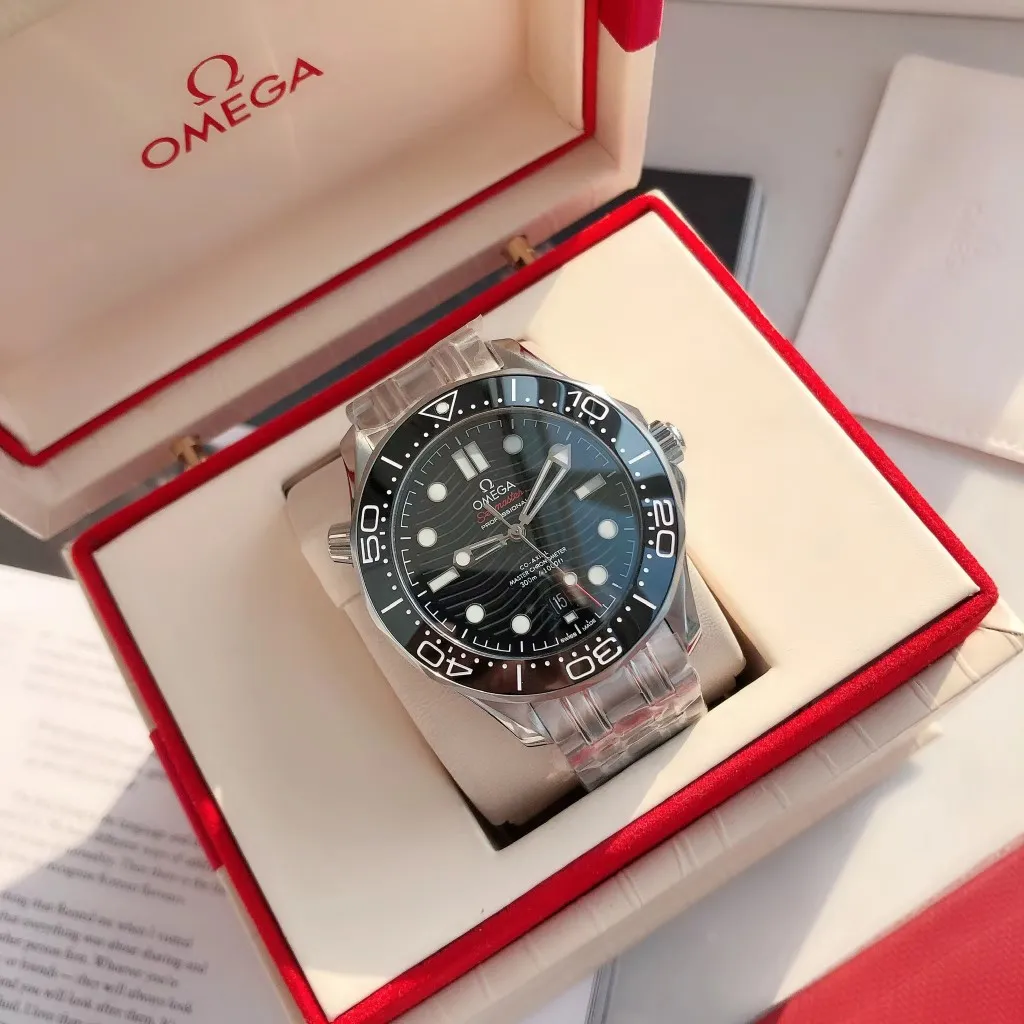 【High-end replica】💰1160! 【Customized all-in-one machine】💰1720! Omega Seamaster's new upgraded version of Seamaster 300 meters has arrived. It continues to adhere to practical value, delve into appearance details, and import an all-in-one movement. There is no best, only a better upgrade concept. It will once again push the entire series of Seamaster watches with the new Citizen movement to the top!  [Upgrade 1] Corrected the bezel to match the color of the letter, synchronized with the original genuine sunken luminous pearl, and the luminous color is synchronized [Upgrade 2] Corrected the original synchronized 8800 movement automatic hammer, effectively combined with the durability of the imported 9015 movement, and more intuitively close to the original [Upgrade 3] Upgraded the arched scratch-resistant sapphire glass mirror, since then‼ ️ All watches are made of sapphire glass [Upgrade 4] Using original genuine CNC molds, perfectly copying the same shell shape and band-shaped curvature of the genuine products. The appearance similarity with the genuine products is indistinguishable. The pictures were taken on a customized all-in-one machine!