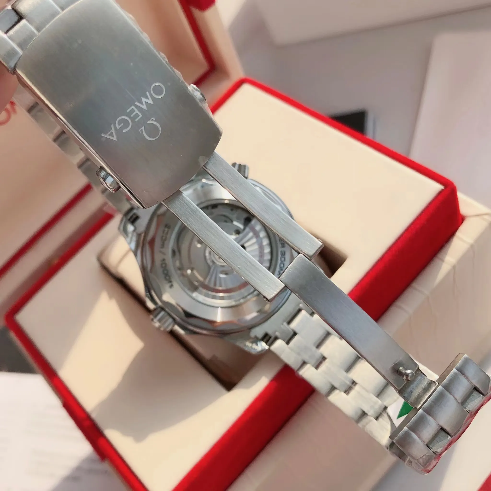 【High-end replica】💰1160! 【Customized all-in-one machine】💰1720! Omega Seamaster's new upgraded version of Seamaster 300 meters has arrived. It continues to adhere to practical value, delve into appearance details, and import an all-in-one movement. There is no best, only a better upgrade concept. It will once again push the entire series of Seamaster watches with the new Citizen movement to the top!  [Upgrade 1] Corrected the bezel to match the color of the letter, synchronized with the original genuine sunken luminous pearl, and the luminous color is synchronized [Upgrade 2] Corrected the original synchronized 8800 movement automatic hammer, effectively combined with the durability of the imported 9015 movement, and more intuitively close to the original [Upgrade 3] Upgraded the arched scratch-resistant sapphire glass mirror, since then‼ ️ All watches are made of sapphire glass [Upgrade 4] Using original genuine CNC molds, perfectly copying the same shell shape and band-shaped curvature of the genuine products. The appearance similarity with the genuine products is indistinguishable. The pictures were taken on a customized all-in-one machine!