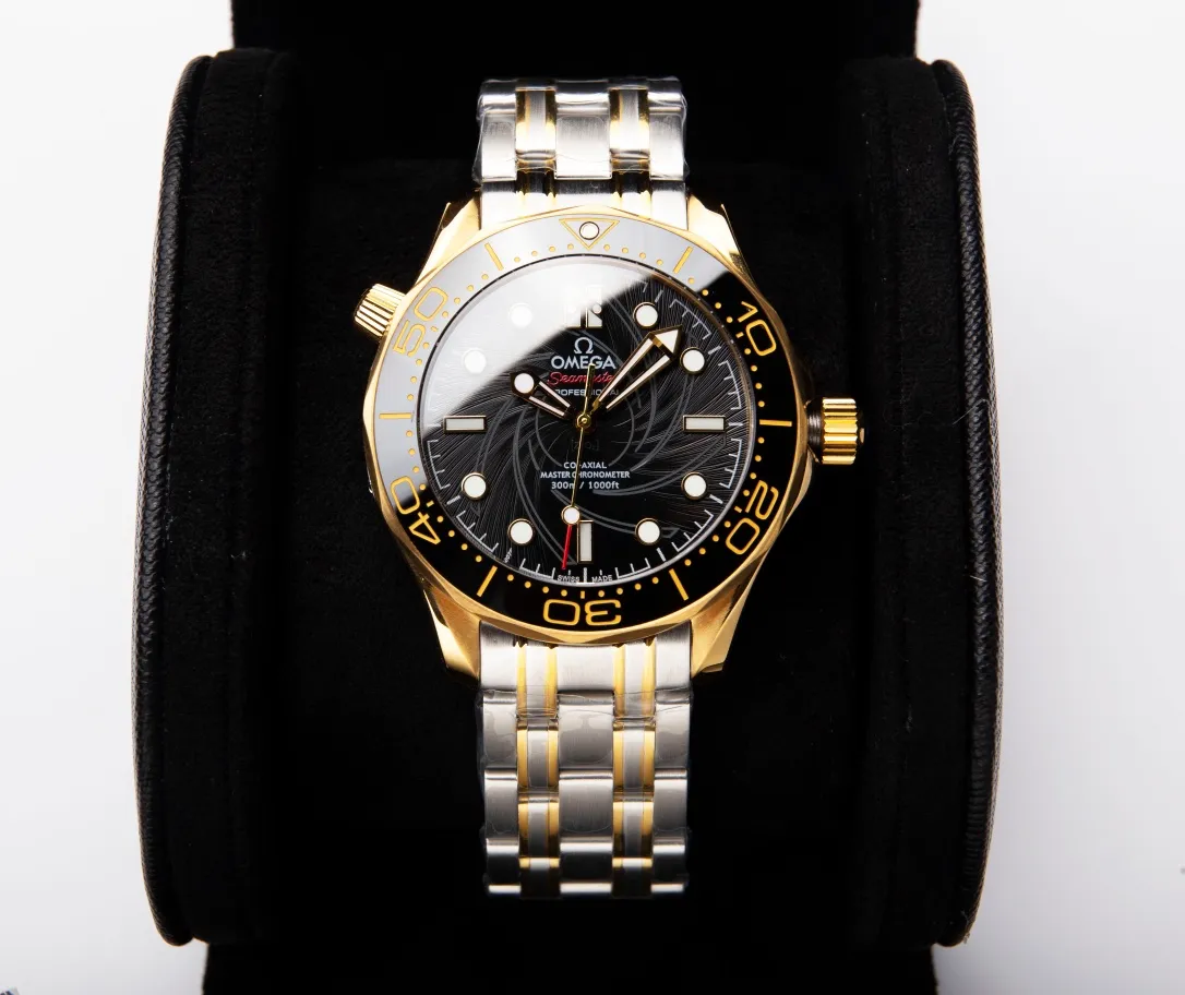 【High-end replica】💰1300! Customized all-in-one machine 💰1900! Omega Seamaster 007 First Anniversary Series 300-meter Diving Watch is of exclusive quality on the entire network. [Movement] Equipped with the brand new 9015 all-in-one fully automatic mechanical movement imported from Japan, it truly achieves zero repairs, accurate running time, strong practicality and 100% waterproof. [Glass] High-definition double-bore sapphire mirror [Ceramic ring] Use imported ceramic ring [Pointer] Super-LumiNova [Pointer] Corresponds to the original electroplated metal rotor [Literal] Corresponds to the counter Seamaster 300 porcelain surface craftsmanship (the visual effect beats ordinary oil pressure) [Case] ​​Made of 316L stainless steel case, equipped with the only original ceramic one-way rotating timing ring in its class. The pressure relief valve on the side of the case is the same as the original one. Table diameter 42, official perfect size!