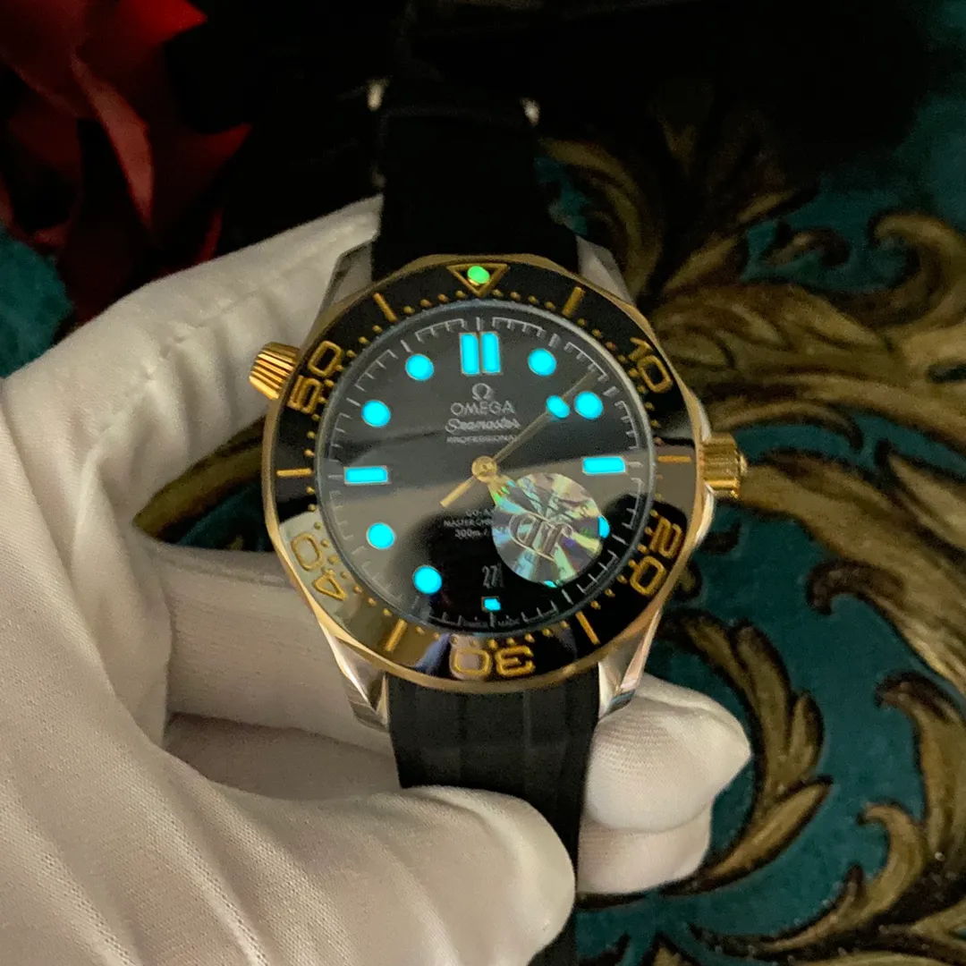The OMEGA Seamaster 300 series has won the hearts of many people with its unique design and excellent performance. The watch inherits the glorious marine legend. Combining artistic innovation with current design concepts. Brand: OMEGA Series: Seamaster Diving 300 Meter Ocean Watch Movement: 8800 Strap: Nine-bead steel strap and rubber strap (1:1) Size: 42mm13mm Material: 316 stainless steel