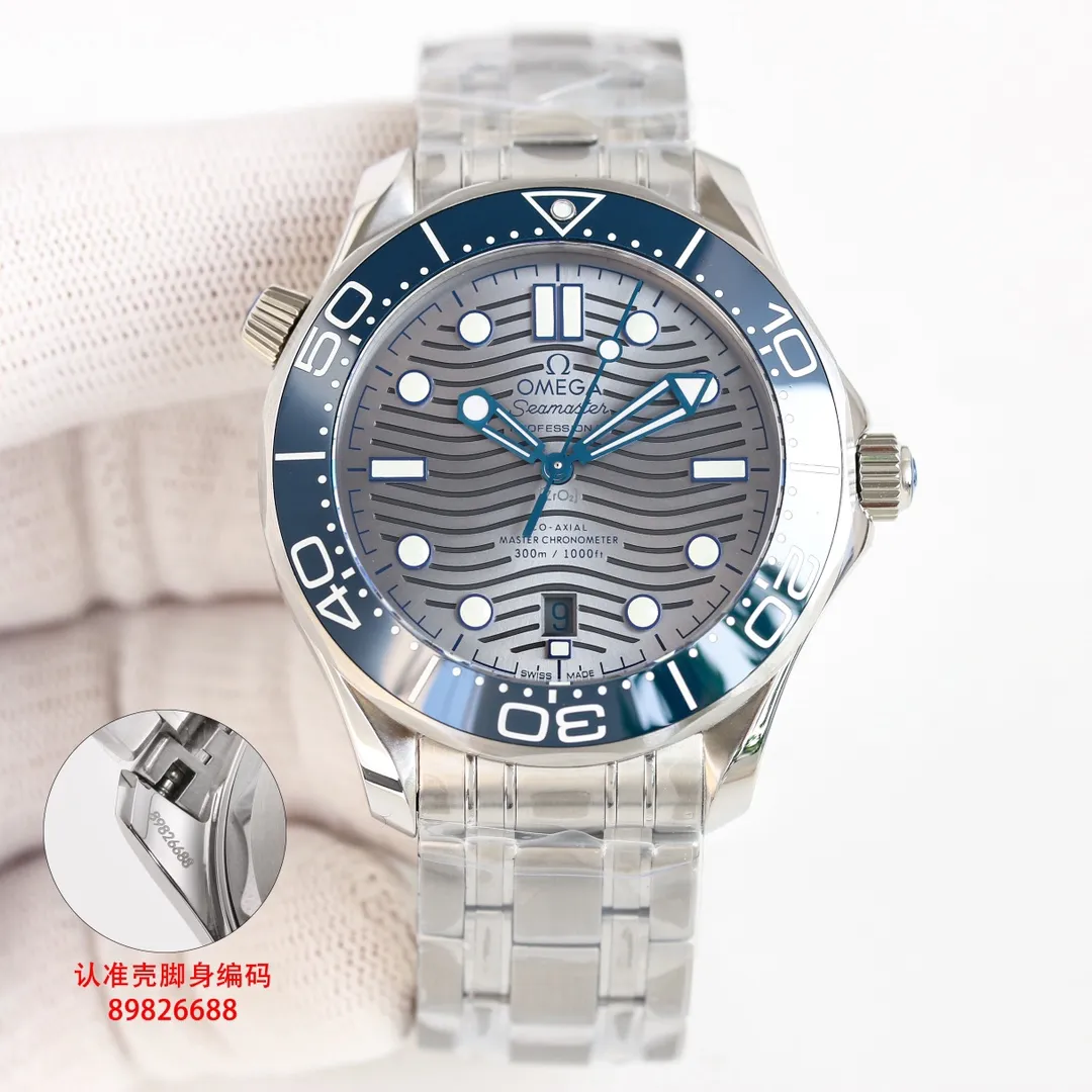(Send a pair of tape) GR Omega OMEGA Seamaster uses double T black balance wheel 8800 movement, 42 mm case, GR1 laser engraved corrugated dial, hollow hands and ammonia exhaust valve, etc. The color scheme uses a classic blue dial with a blue bezel. The dial and bezel are of the same color. The Seamaster series is a classic configuration among the Omega Seamaster 300-meter diving watches. Black and blue (the two most classic ones) are both in this way. This Seamaster 300 is made of fine steel and 18k gold. It has a 42mm fine steel case, a blue ceramic dial with laser-engraved ripple pattern, and hour markers and hands covered with white Super-LumiNova. There is a calendar window at 6 o'clock. The unidirectional rotating bezel is also made of blue ceramic material, and the bright bezel is decorated with a white enamel diving scale, echoing the overall design. The LOGO, signature, etc. on the dial are also all in white, and the color matching and details are as pure as possible, highlighting the beauty of blue.