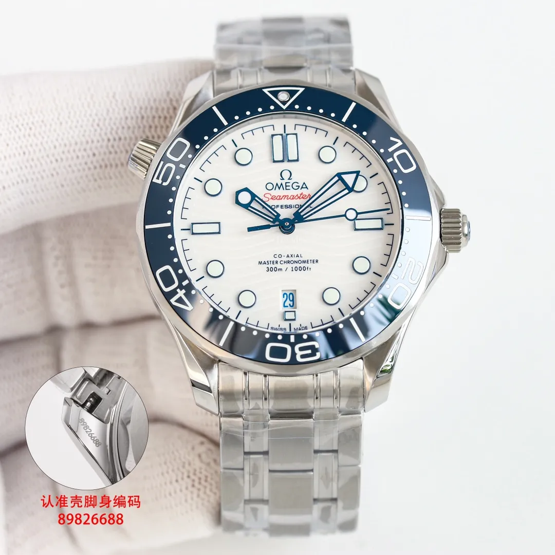 (Send a pair of tape) GR Omega OMEGA Seamaster uses double T black balance wheel 8800 movement, 42 mm case, GR1 laser engraved corrugated dial, hollow hands and ammonia exhaust valve, etc. The color scheme uses a classic blue dial with a blue bezel. The dial and bezel are of the same color. The Seamaster series is a classic configuration among the Omega Seamaster 300-meter diving watches. Black and blue (the two most classic ones) are both in this way. This Seamaster 300 is made of fine steel and 18k gold. It has a 42mm fine steel case, a blue ceramic dial with laser-engraved ripple pattern, and hour markers and hands covered with white Super-LumiNova. There is a calendar window at 6 o'clock. The unidirectional rotating bezel is also made of blue ceramic material, and the bright bezel is decorated with a white enamel diving scale, echoing the overall design. The LOGO, signature, etc. on the dial are also all in white, and the color matching and details are as pure as possible, highlighting the beauty of blue.