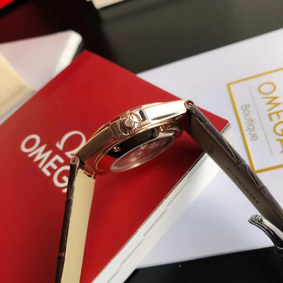【High-end replica】💰1300! 【Customized all-in-one machine】💰1720! 2023 official new product - the fifth generation of Omega's "Constellation Gents" constellation series is on the market [color] After ten years of hard work, never give in! Another high-quality, ultra-affordable masterpiece that once again refreshes the "genuine appearance details, built-in brand new Citizen movement" [Movement] The entire network's exclusive replica of the Constellation series men's watch is equipped with the brand new Citizen 8215 automatic mechanical movement, exclusive corrected automatic hammer, the movement's kinetic energy is durable, accurate in travel time, ⭕️reworked [Case] 💯 Super waterproof, you can swim with confidence🚰 316L fine steel case, same material bracelet CNC cutting process, perfect shell shape and connection, vintage craftsmanship, the thinnest workmanship of the same level of movement [Details] The words are synchronized with the original strips, the texture is delicate, the disk surface is simple and elegant, the ring edge is hand-decorated and electroplated in a vacuum furnace, the color is uniform and bright, the original same color is complete, the strap is made of Italian calfskin with the original folding clasp