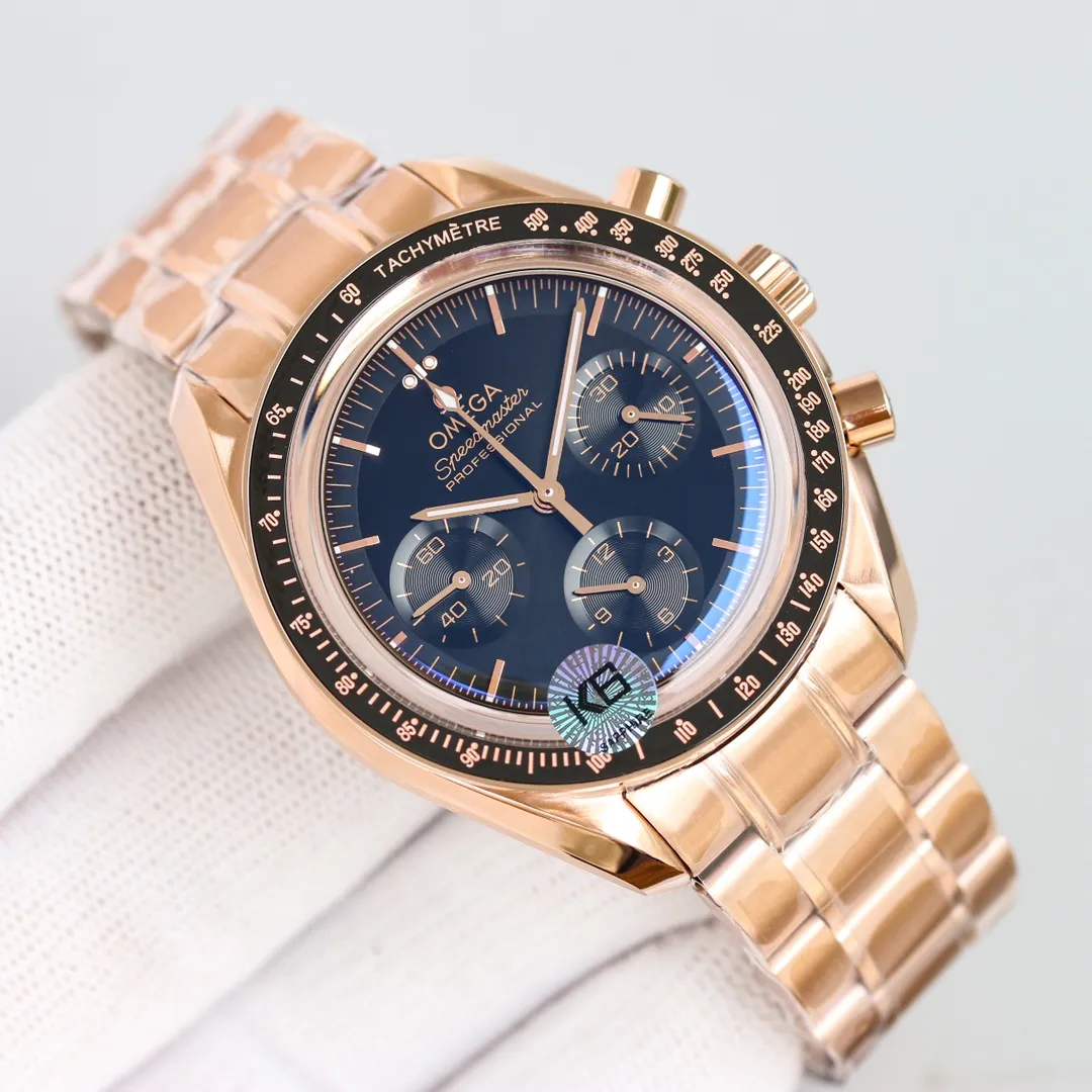 💎The long-awaited rose gold model of the Omega Speedmaster series has finally arrived, ushering in the most beautiful professional moon watch in history. The case is 42 mm, with a "stepped" dial, showing the polished effect of solar rays, and the small dials and hour markers are blackened. The black ceramic bezel is decorated with a tachymeter scale made of Ceragold technology.