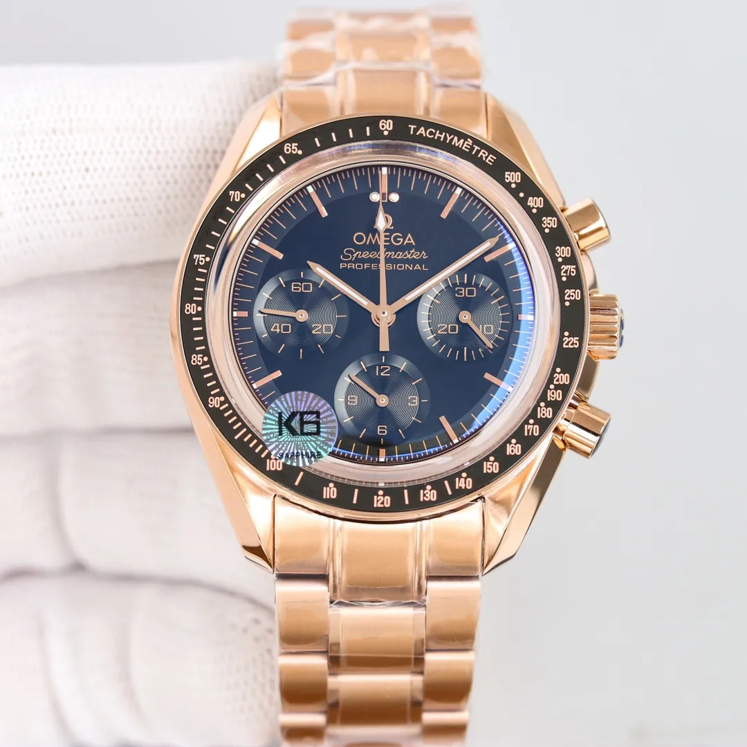 💎The long-awaited rose gold model of the Omega Speedmaster series has finally arrived, ushering in the most beautiful professional moon watch in history. The case is 42 mm, with a "stepped" dial, showing the polished effect of solar rays, and the small dials and hour markers are blackened. The black ceramic bezel is decorated with a tachymeter scale made of Ceragold technology.
