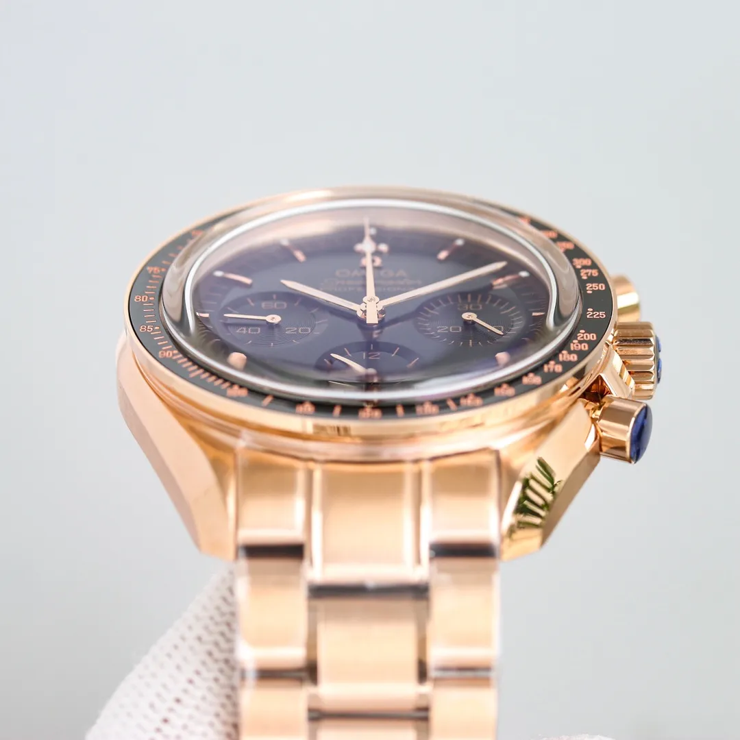 💎The long-awaited rose gold model of the Omega Speedmaster series has finally arrived, ushering in the most beautiful professional moon watch in history. The case is 42 mm, with a "stepped" dial, showing the polished effect of solar rays, and the small dials and hour markers are blackened. The black ceramic bezel is decorated with a tachymeter scale made of Ceragold technology.