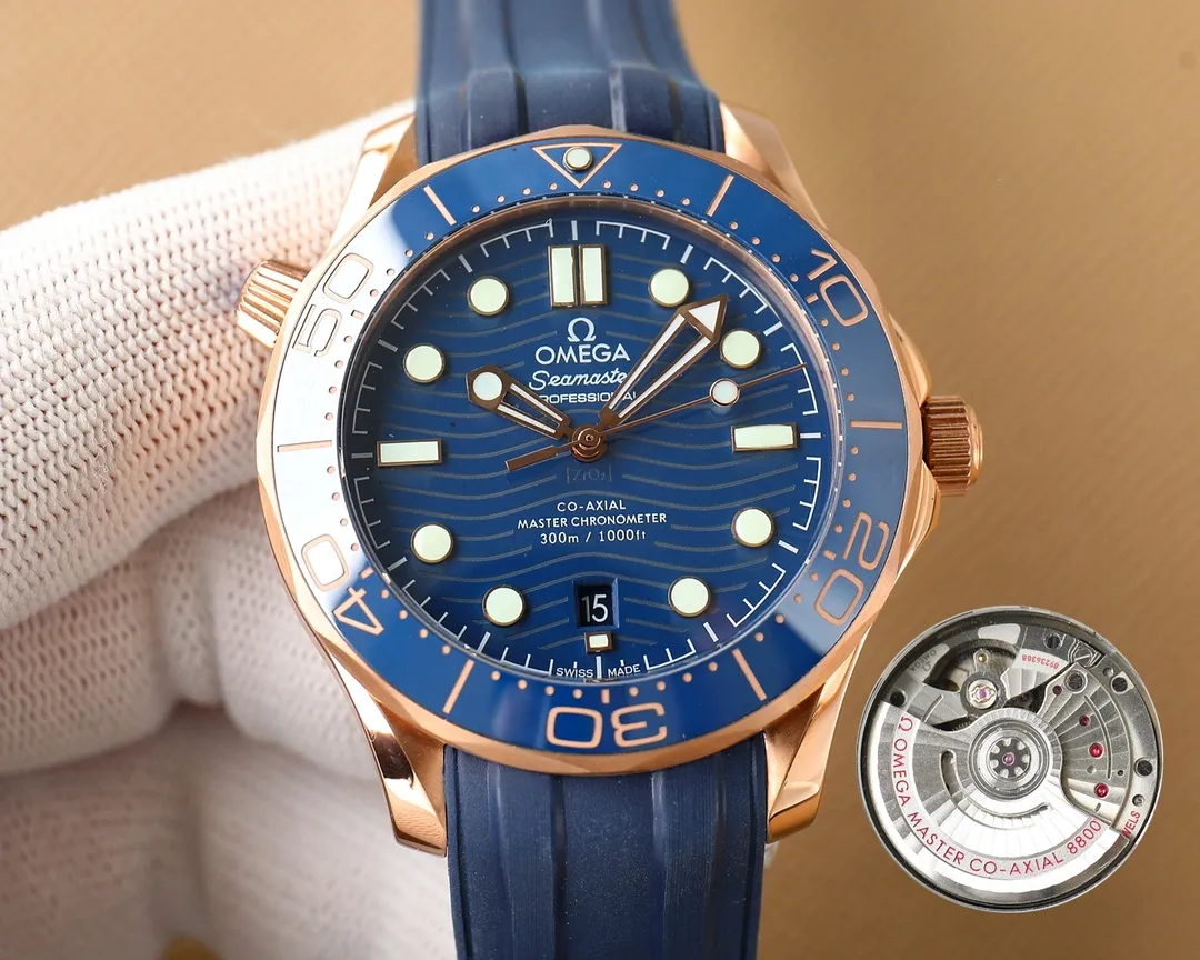 【Top replica】💰2900! Omega Seamaster upgraded version - the only series on the market that is synchronized with VS! Big news coming Basel's new Seamaster 300-meter tape diving watch is finally available. The diameter of the watch has been upgraded to 42 mm, and it is equipped with the Omega 8800 Master Chronometer movement (black balance wheel). The Omega logo is engraved next to the movement balance wheel. The iconic diving bezel is made of ceramic material. The high-quality diving scale is made with Omega Ceragold technology and covered with white enamel, highlighting the lasting and pure beauty. The perfect combination of the watch with the wavy tape and the wavy text makes the Seamaster 300 series the highest style among diving watches. 🔥Top product Excellent products 🔥