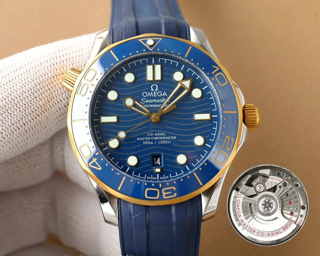 【Top replica】💰2900! Omega Seamaster upgraded version - the only series on the market that is synchronized with VS! Big news coming Basel's new Seamaster 300-meter tape diving watch is finally available. The diameter of the watch has been upgraded to 42 mm, and it is equipped with the Omega 8800 Master Chronometer movement (black balance wheel). The Omega logo is engraved next to the movement balance wheel. The iconic diving bezel is made of ceramic material. The high-quality diving scale is made with Omega Ceragold technology and covered with white enamel, highlighting the lasting and pure beauty. The perfect combination of the watch with the wavy tape and the wavy text makes the Seamaster 300 series the highest style among diving watches. 🔥Top product Excellent products 🔥