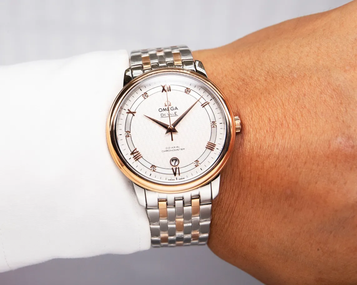 【Customized all-in-one machine】💰1920! Omega-De Ville Series-Couple Watches! Genuine mold opening, 👏The lettering is the same as the original product with sun pattern, the curved surface is upgraded to high-definition arched double sapphire glass (clearer display, anti-scratch) 👏The back of the steel belt is also synchronized with the original laser product batch number! It took 9 months to make many corrections and upgrades to create a 1:1 shell model, striving for perfection! The diameter of men's clothing is 39.5mm, and the diameter of women's clothing is 32.7mm👏! The style adopts the original Citizen 9015 all-in-one mechanical movement, which vibrates 28,800 times per hour, and has zero repair quality. The style is matched with Italian cowhide to make the wrist more comfortable and comfortable. The strap body/buckle is engraved with the classic "OMEGA" logo, which is generous and classy. Real shot🔰Please pay attention to the details! (Focus on original new machines) Focus is an attitude, produced by JH!