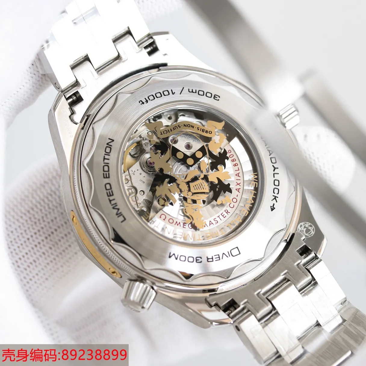 【High-end replica】💰1300! 【Customized all-in-one machine】💰1900! Omega Seamaster 007 First Anniversary Series 300-meter Diving Watch is of exclusive quality on the entire network. [Movement] It is equipped with a brand new Citizen all-in-one fully automatic mechanical movement imported from Japan, which truly achieves zero repairs, accurate running time, strong practicality and 100% waterproof. [Glass] High-definition double-bore sapphire glass [Ceramic ring] Imported ceramic ring with 12-point sapphire moonlight beads (beautiful/high-end) [Pointer] Super-LumiNova luminous coating, blue and green two-color luminous, green luminous display on the minute hand with green luminous dot on the bezel for diving oxygen countdown [Turbo plate] Corresponds to the original 8800, 8806, 8807 electroplated metal rotor [Literal] Corresponds to the counter Haima 300 porcelain surface craftsmanship (the visual effect beats ordinary oil pressure) [Case] Made of 316L fine steel case, equipped with the only original ceramic one-way rotating chronograph ring in its class. The pressure relief valve on the side of the case is the same as the original one. The watch diameter is 42/11mm, the official perfect size, with the latest 007 logo on the side