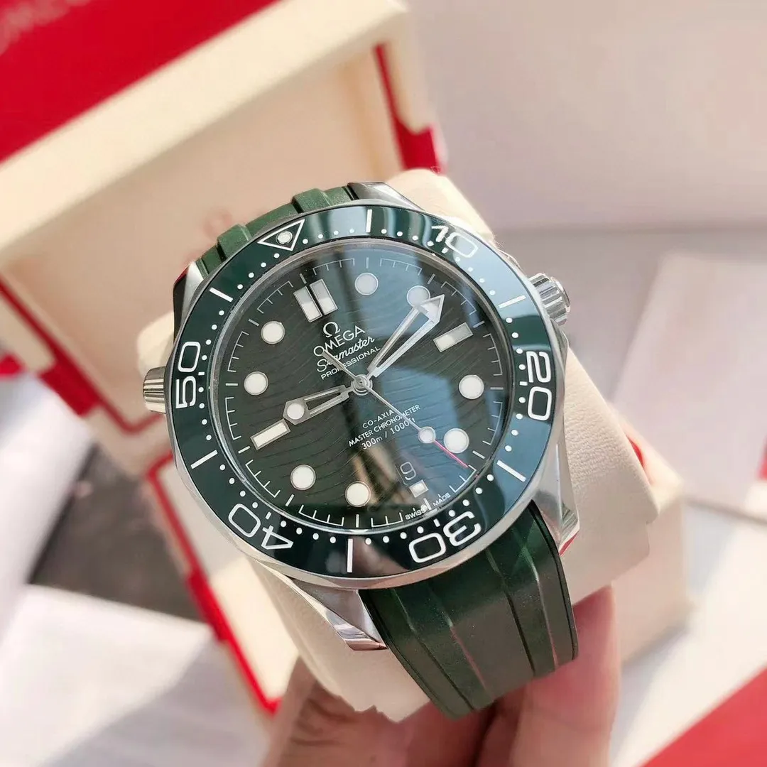 【High-end replica】💰1160! 【Customized all-in-one machine】💰1720! Omega Seamaster's new upgraded version of Seamaster 300 meters has arrived. It continues to adhere to practical value, delve into appearance details, and import an all-in-one movement. There is no best, only a better upgrade concept. It will once again push the entire series of Seamaster watches with the new Citizen movement to the top!  [Upgrade 1] Corrected the bezel to match the color of the letter, synchronized with the original genuine sunken luminous pearl, and the luminous color is synchronized [Upgrade 2] Corrected the original synchronized 8800 movement automatic hammer, effectively combined with the durability of the imported 9015 movement, and more intuitively close to the original [Upgrade 3] Upgraded the arched scratch-resistant sapphire glass mirror, since then‼ ️ All watches are made of sapphire glass [Upgrade 4] Using original genuine CNC molds, perfectly copying the same shell shape and band-shaped curvature of the genuine products. The appearance similarity with the genuine products is indistinguishable. The pictures were taken on a customized all-in-one machine!