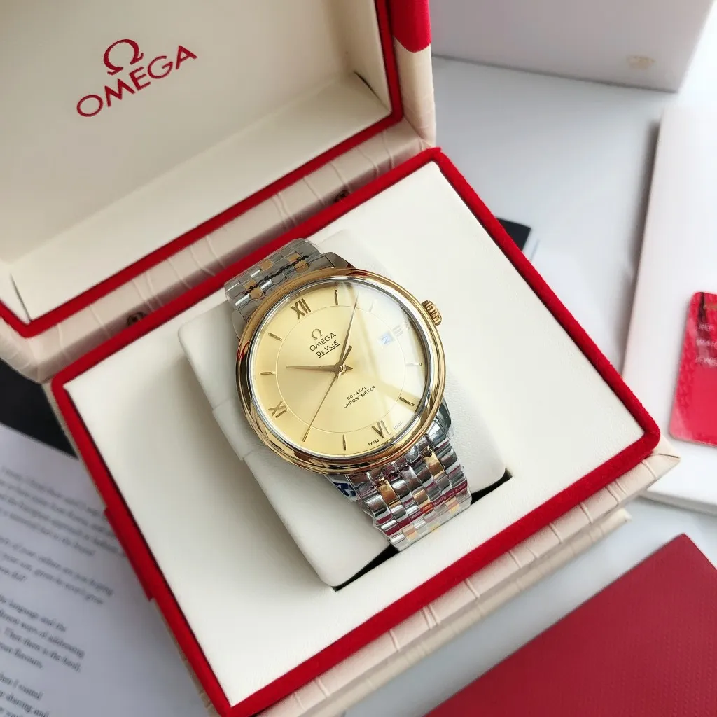 【High-end replica】💰1160! 【Customized all-in-one machine】💰1720! 2023 upgraded blockbuster model - Omega Butterfly De Ville series men's watch [Casual, simple and classic hot model] After the De Ville series was discontinued last year, the factory persisted in adhering to the concept of providing better prices and being more people-friendly. It spent nearly a year strictly controlling and selecting high-quality suppliers of various accessories. Thanks to the strong support of a replica factory, it has worked hard to create today's upgraded and high-quality products at the same price‼ ️ This upgrade uses the same-level lettering from a certain factory, corrects the original synchronous stretch clasp, and passes the factory damage test to ensure excellent quality [Movement] Equipped with zero repair 💯 Brand new Citizen 9015 all-in-one automatic mechanical movement, precise travel time and long-lasting, highly recognized by watch friends [Case] 316L stainless steel case, modified and beautiful body The bottom cover is embossed according to the original synchronized track text. The 39.5mm shell size adheres to the same original details. Curved dial. 100-meter depth waterproof. Scratch-resistant sapphire mirror. [Bracelet] Use 316L stainless steel bracelet with original folding stretch buckle of the same material or calfskin strap. This picture is a real shot of a customized all-in-one machine!