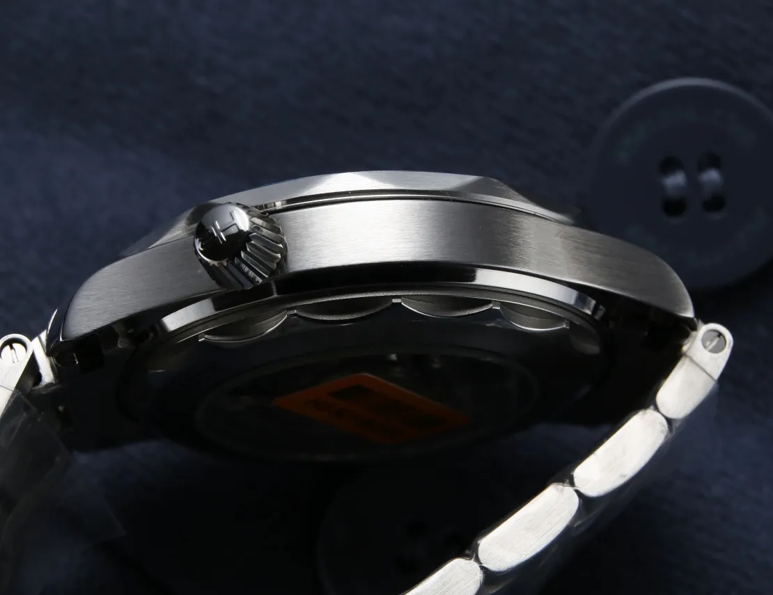 【High cost performance】💰1900! The Omega Seamaster 300 series reaches its peak again! In 2021, the official website strongly recommends the exclusive quality of the Seamaster series 300-meter diving watch on the entire network. [Movement] Equipped with 💯 brand new Citizen fully automatic mechanical movement imported from Japan, replica of the original 8800 all-in-one machine, with a transparent bottom design, truly zero 0️⃣ repairs, accurate running time, strong practicality and 100% waterproof. [Glass] Equipped with top-grade anti-glare sapphire glass on both sides, it is fireproof, wear-resistant and scratch-resistant. [Hands] Super-LumiNova luminous coating, blue and green two-color luminous, green luminous minute hand display with green luminous dot on the bezel for diving oxygen countdown [Calendar] Equipped with a calendar window replica of the original corresponding color [Case] ​​Made of 316L stainless steel case, equipped with the only original ceramic unidirectional rotating timing ring in its class. The waterproof valve on the side of the case is the same as the original super red waterproof ring. The watch diameter is 42/11mm, the official perfect size. [Watch strap] The buckle is polished from 316L fine steel, and the steel strap is connected by screws. It has a dual choice of imported frog rubber strap and stainless steel strap, showing perfect quality. It is equipped with the only original Omega stretch buckle in its class. It is the best value in its class. Please verify the exclusive details. (Focus on original new machines) Focus is an attitude, produced by JH!