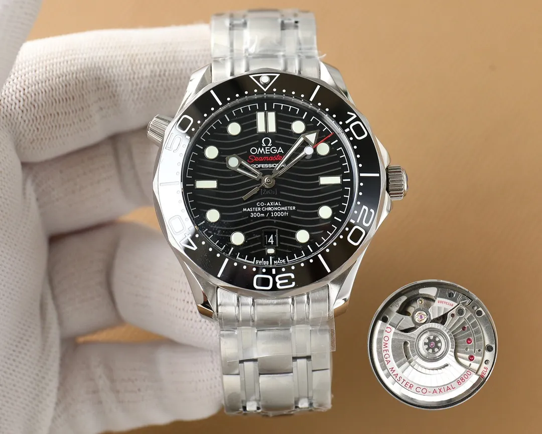 【Top replica】💰2900! Omega Seamaster upgraded version - the only series on the market that is synchronized with VS! Big news coming Basel's new Seamaster 300-meter tape diving watch is finally available. The diameter of the watch has been upgraded to 42 mm, and it is equipped with the Omega 8800 Master Chronometer movement (black balance wheel). The Omega logo is engraved next to the movement balance wheel. The iconic diving bezel is made of ceramic material. The high-quality diving scale is made with Omega Ceragold technology and covered with white enamel, highlighting the lasting and pure beauty. The perfect combination of the watch with the wavy tape and the wavy text makes the Seamaster 300 series the highest style among diving watches. 🔥Top product Excellent products 🔥