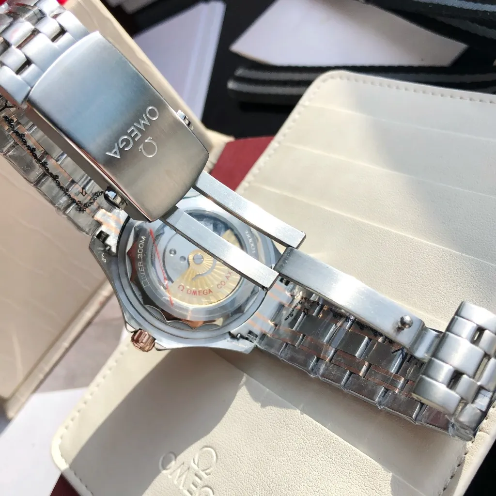 【High-end replica】💰1160! Omega Seamaster 2022 is the pinnacle of annual upgrades. The new Seamaster series 300-meter diving watch produced by GD has arrived. Feedback is coming! Always adhering to the practical value, there is no best, only better upgrade concept, bringing the entire series of Omega Seamaster watches with the new Citizen movement to the top again! [Movement] Equipped with 💯 brand new Japanese original Citizen 8215 automatic mechanical movement, original see-through design, 0️⃣repair, accurate running time, strong practicality [Case] Made of 316L stainless steel case, equipped with the only original ceramic one-way rotating chronograph ring in its class [Bracelet] 316 stainless steel five-bead bracelet, equipped with the only original push-pull adjustable clasp in its class. The steel belt model comes with an original woven cloth strap, buy one get one free, the best value in its class ⚠️Please look for GD exclusive details and quality
