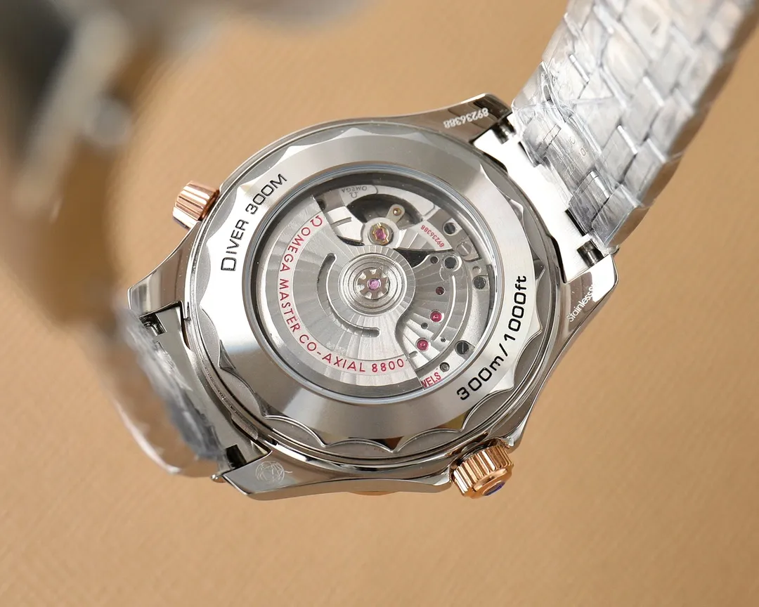 【Top replica】💰2900! Omega Seamaster upgraded version - the only series on the market that is synchronized with VS! Big news coming Basel's new Seamaster 300-meter tape diving watch is finally available. The diameter of the watch has been upgraded to 42 mm, and it is equipped with the Omega 8800 Master Chronometer movement (black balance wheel). The Omega logo is engraved next to the movement balance wheel. The iconic diving bezel is made of ceramic material. The high-quality diving scale is made with Omega Ceragold technology and covered with white enamel, highlighting the lasting and pure beauty. The perfect combination of the watch with the wavy tape and the wavy text makes the Seamaster 300 series the highest style among diving watches. 🔥Top product Excellent products 🔥