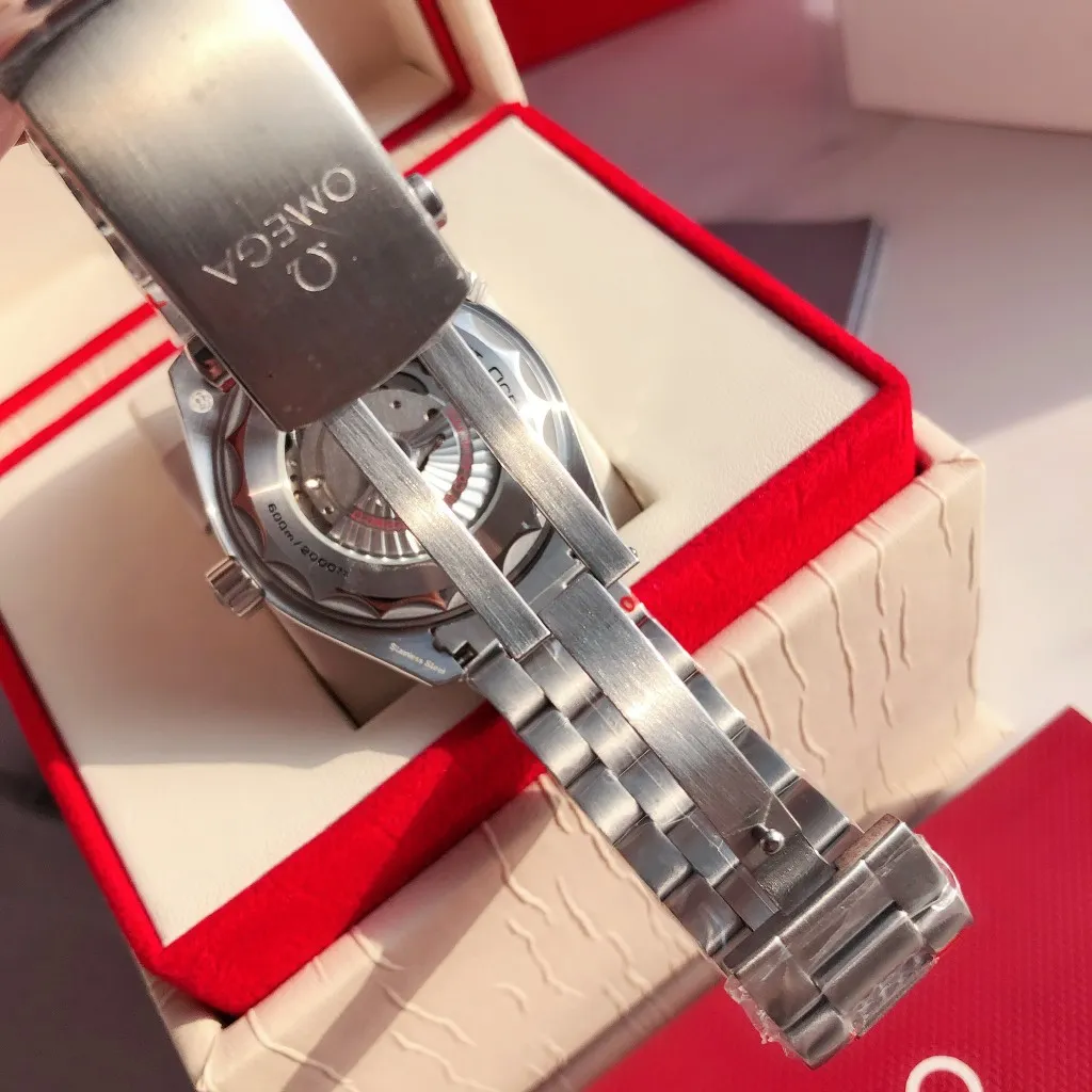 【High-end replica】💰1240! 【Customized all-in-one machine】💰1760! The 2023 new upgraded Omega Seamaster 600-meter diving watch rubber strap model has arrived in full color. The ceramic bezel is unique to the whole network. The internal repair is the Citizen 9015 all-in-one mechanical movement, and the external repair details are synchronized with the original ones. [Movement] Equipped with 💯 Brand new Japanese original Citizen 9015 automatic mechanical movement, original see-through design, corrected movement rotor, 0️⃣repair, accurate timing, strong practicality [Case] Made of 316L stainless steel, with gold plating in the exclusive vacuum furnace on the entire network, equipped with the only original ceramic one-way rotating chronograph ring in its class [Bracelet] The official synchronous rubber strap or 316 stainless steel five-bead bracelet of the Seamaster 600-meter diving watch is optional! This picture shows the quality of a customized all-in-one machine!