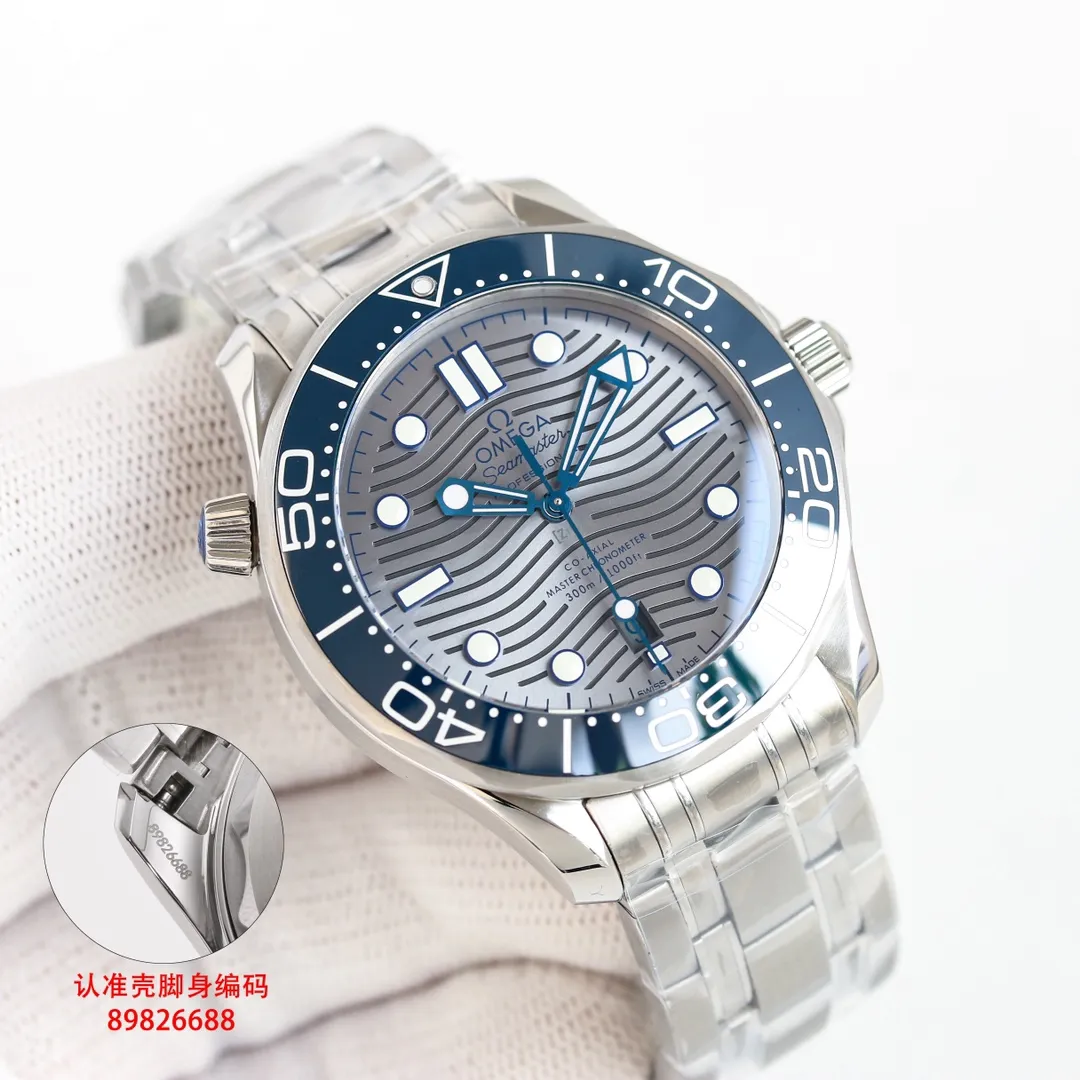(Send a pair of tape) GR Omega OMEGA Seamaster uses double T black balance wheel 8800 movement, 42 mm case, GR1 laser engraved corrugated dial, hollow hands and ammonia exhaust valve, etc. The color scheme uses a classic blue dial with a blue bezel. The dial and bezel are of the same color. The Seamaster series is a classic configuration among the Omega Seamaster 300-meter diving watches. Black and blue (the two most classic ones) are both in this way. This Seamaster 300 is made of fine steel and 18k gold. It has a 42mm fine steel case, a blue ceramic dial with laser-engraved ripple pattern, and hour markers and hands covered with white Super-LumiNova. There is a calendar window at 6 o'clock. The unidirectional rotating bezel is also made of blue ceramic material, and the bright bezel is decorated with a white enamel diving scale, echoing the overall design. The LOGO, signature, etc. on the dial are also all in white, and the color matching and details are as pure as possible, highlighting the beauty of blue.