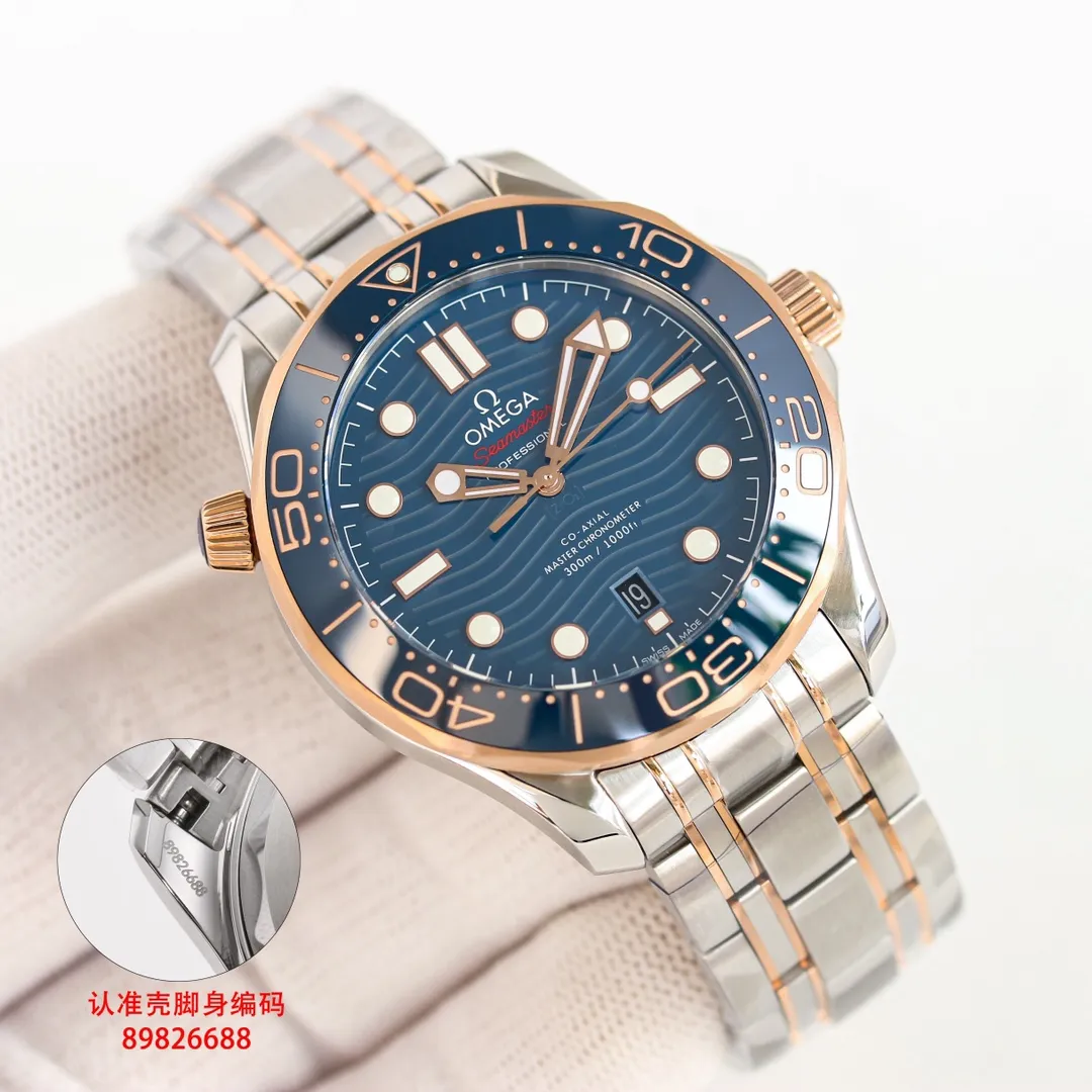 (Send a pair of tape) GR Omega OMEGA Seamaster uses double T black balance wheel 8800 movement, 42 mm case, GR1 laser engraved corrugated dial, hollow hands and ammonia exhaust valve, etc. The color scheme uses a classic blue dial with a blue bezel. The dial and bezel are of the same color. The Seamaster series is a classic configuration among the Omega Seamaster 300-meter diving watches. Black and blue (the two most classic ones) are both in this way. This Seamaster 300 is made of fine steel and 18k gold. It has a 42mm fine steel case, a blue ceramic dial with laser-engraved ripple pattern, and hour markers and hands covered with white Super-LumiNova. There is a calendar window at 6 o'clock. The unidirectional rotating bezel is also made of blue ceramic material, and the bright bezel is decorated with a white enamel diving scale, echoing the overall design. The LOGO, signature, etc. on the dial are also all in white, and the color matching and details are as pure as possible, highlighting the beauty of blue.