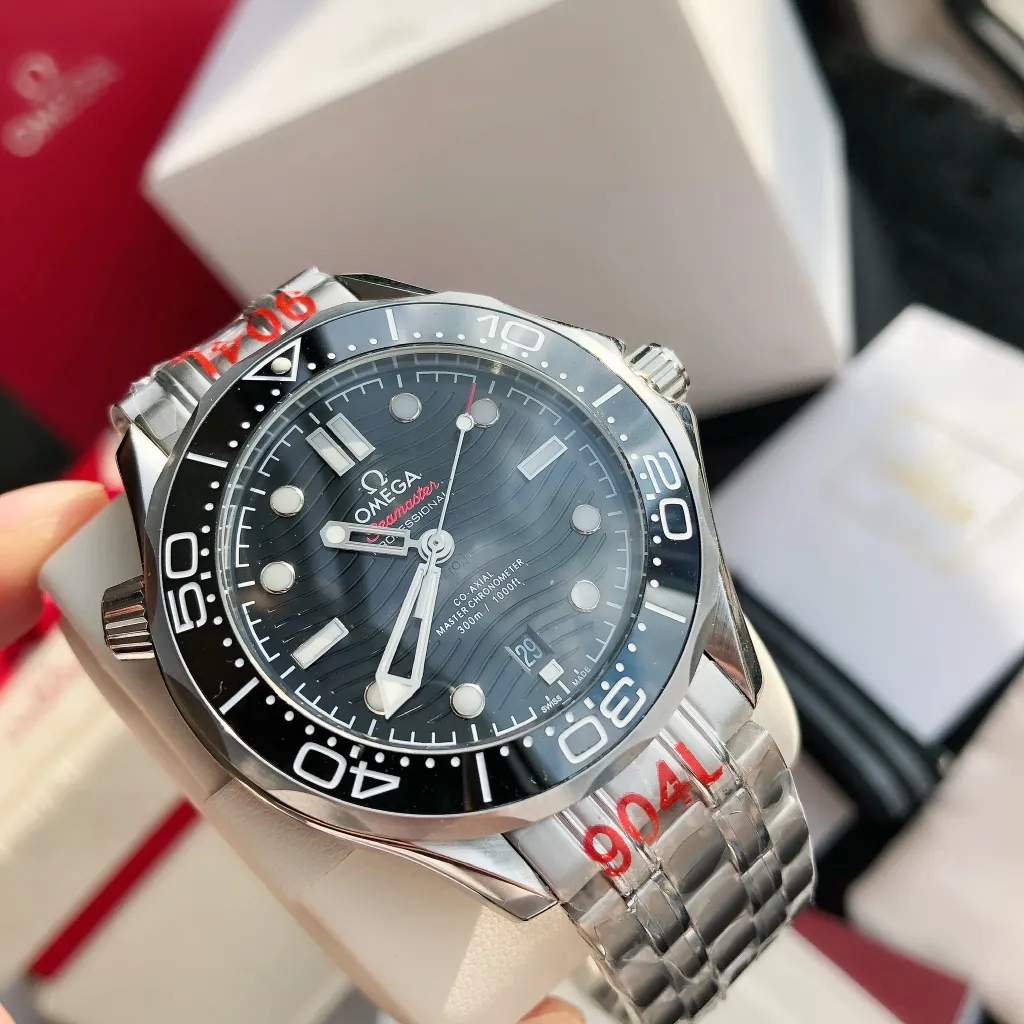 【High-end replica】💰1160! Omega Seamaster 2022 is the pinnacle of annual upgrades. The new Seamaster series 300-meter diving watch produced by GD has arrived. Feedback is coming! Always adhering to the practical value, there is no best, only better upgrade concept, bringing the entire series of Omega Seamaster watches with the new Citizen movement to the top again! [Movement] Equipped with 💯 brand new Japanese original Citizen 8215 automatic mechanical movement, original see-through design, 0️⃣repair, accurate running time, strong practicality [Case] Made of 316L stainless steel case, equipped with the only original ceramic one-way rotating chronograph ring in its class [Bracelet] 316 stainless steel five-bead bracelet, equipped with the only original push-pull adjustable clasp in its class. The steel belt model comes with an original woven cloth strap, buy one get one free, the best value in its class ⚠️Please look for GD exclusive details and quality