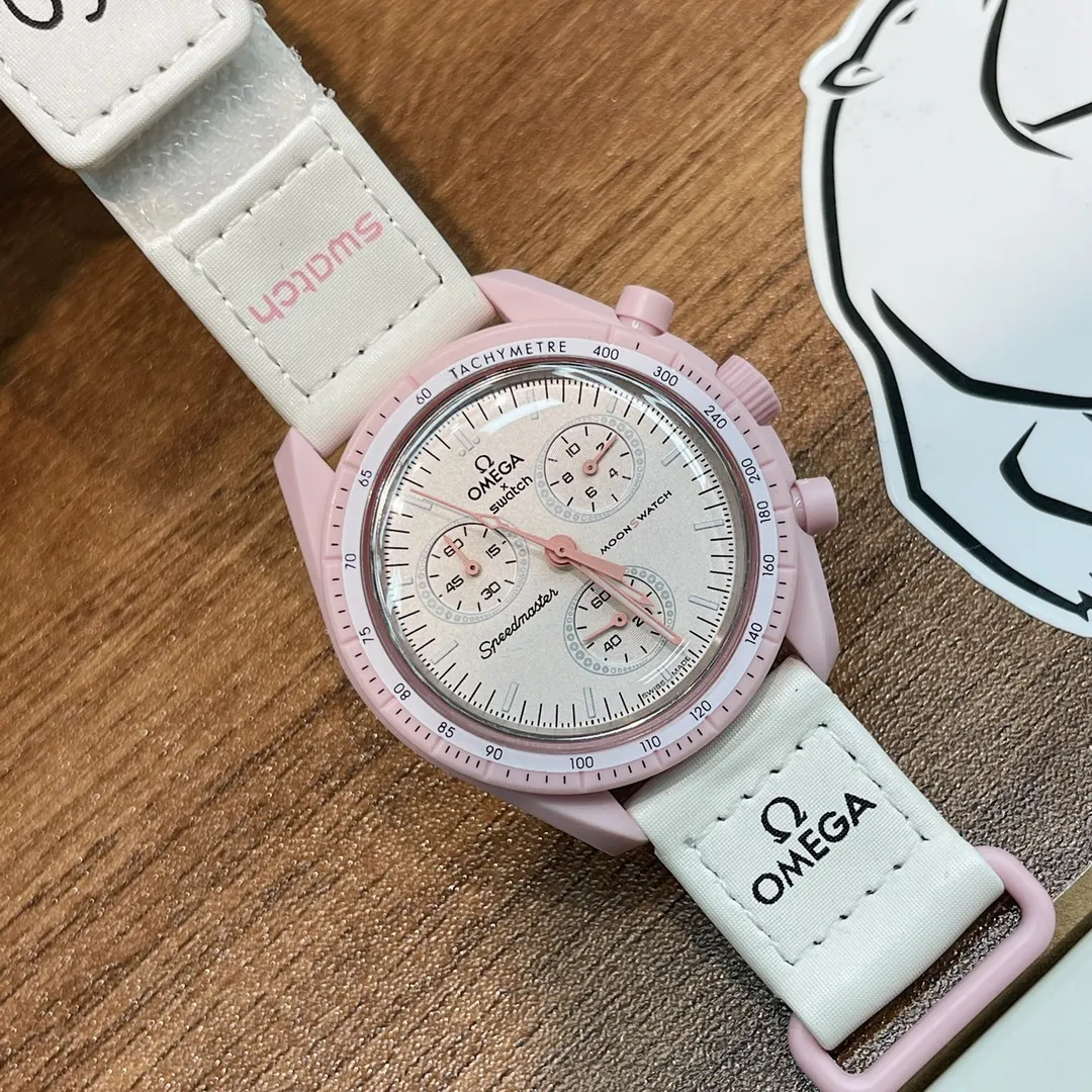[Original order quality] 💰700! 【Purchasing quality】💰1160! Omega co-branded Swatch, the top version on the market, made of real bioceramic material! Distinguish low-end products in the market! OMEGAxSWATCH Omega x Swatch joint model BIOCERAMIC MOONSWATCH joint watch, this series of watches has a total of 11 models, all named after planetary bodies. They are: Mission to the Sun (gold) Mission to Mercury (dark gray) Mission to Venus (pink) Mission to Earth (blue) Mission to the Moon (black) Mission to Mars (white) Mission to Jupiter (bronze) Mission to Saturn (beige) Mission to Uranus (light blue) Mission to Neptune (dark blue) Mission to Pluto (grey) Each one represents the characteristics of a different planet and uses its elements to decorate the dial, making people want to collect the entire series at once.  Swiss quartz machine, size 42mm. The Velcro strap is waterproof and easy to wear. It is worth buying. It can be collected and given as a gift. It has 11 colors and represents the 11 planets in the universe. The colors are bright and this summer accessory is a must-have!