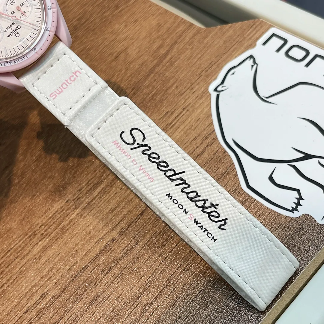 [Original order quality] 💰700! 【Purchasing quality】💰1160! Omega co-branded Swatch, the top version on the market, made of real bioceramic material! Distinguish low-end products in the market! OMEGAxSWATCH Omega x Swatch joint model BIOCERAMIC MOONSWATCH joint watch, this series of watches has a total of 11 models, all named after planetary bodies. They are: Mission to the Sun (gold) Mission to Mercury (dark gray) Mission to Venus (pink) Mission to Earth (blue) Mission to the Moon (black) Mission to Mars (white) Mission to Jupiter (bronze) Mission to Saturn (beige) Mission to Uranus (light blue) Mission to Neptune (dark blue) Mission to Pluto (grey) Each one represents the characteristics of a different planet and uses its elements to decorate the dial, making people want to collect the entire series at once.  Swiss quartz machine, size 42mm. The Velcro strap is waterproof and easy to wear. It is worth buying. It can be collected and given as a gift. It has 11 colors and represents the 11 planets in the universe. The colors are bright and this summer accessory is a must-have!