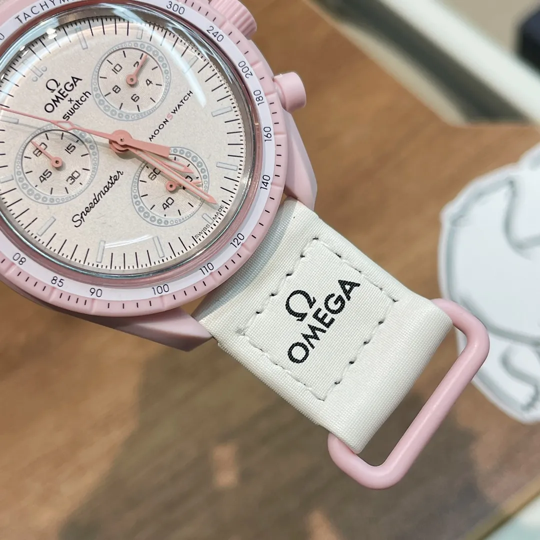 [Original order quality] 💰700! 【Purchasing quality】💰1160! Omega co-branded Swatch, the top version on the market, made of real bioceramic material! Distinguish low-end products in the market! OMEGAxSWATCH Omega x Swatch joint model BIOCERAMIC MOONSWATCH joint watch, this series of watches has a total of 11 models, all named after planetary bodies. They are: Mission to the Sun (gold) Mission to Mercury (dark gray) Mission to Venus (pink) Mission to Earth (blue) Mission to the Moon (black) Mission to Mars (white) Mission to Jupiter (bronze) Mission to Saturn (beige) Mission to Uranus (light blue) Mission to Neptune (dark blue) Mission to Pluto (grey) Each one represents the characteristics of a different planet and uses its elements to decorate the dial, making people want to collect the entire series at once.  Swiss quartz machine, size 42mm. The Velcro strap is waterproof and easy to wear. It is worth buying. It can be collected and given as a gift. It has 11 colors and represents the 11 planets in the universe. The colors are bright and this summer accessory is a must-have!