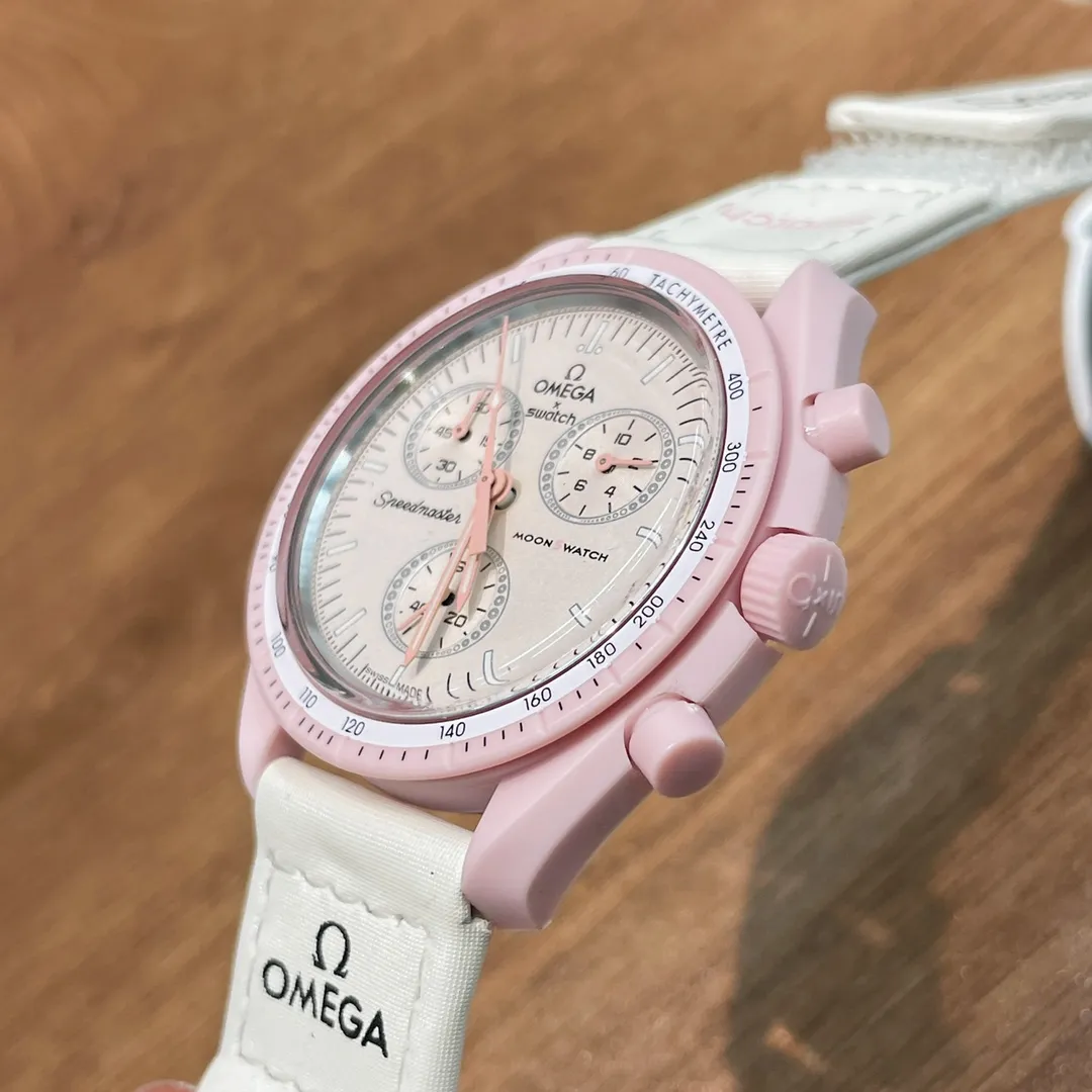 [Original order quality] 💰700! 【Purchasing quality】💰1160! Omega co-branded Swatch, the top version on the market, made of real bioceramic material! Distinguish low-end products in the market! OMEGAxSWATCH Omega x Swatch joint model BIOCERAMIC MOONSWATCH joint watch, this series of watches has a total of 11 models, all named after planetary bodies. They are: Mission to the Sun (gold) Mission to Mercury (dark gray) Mission to Venus (pink) Mission to Earth (blue) Mission to the Moon (black) Mission to Mars (white) Mission to Jupiter (bronze) Mission to Saturn (beige) Mission to Uranus (light blue) Mission to Neptune (dark blue) Mission to Pluto (grey) Each one represents the characteristics of a different planet and uses its elements to decorate the dial, making people want to collect the entire series at once.  Swiss quartz machine, size 42mm. The Velcro strap is waterproof and easy to wear. It is worth buying. It can be collected and given as a gift. It has 11 colors and represents the 11 planets in the universe. The colors are bright and this summer accessory is a must-have!