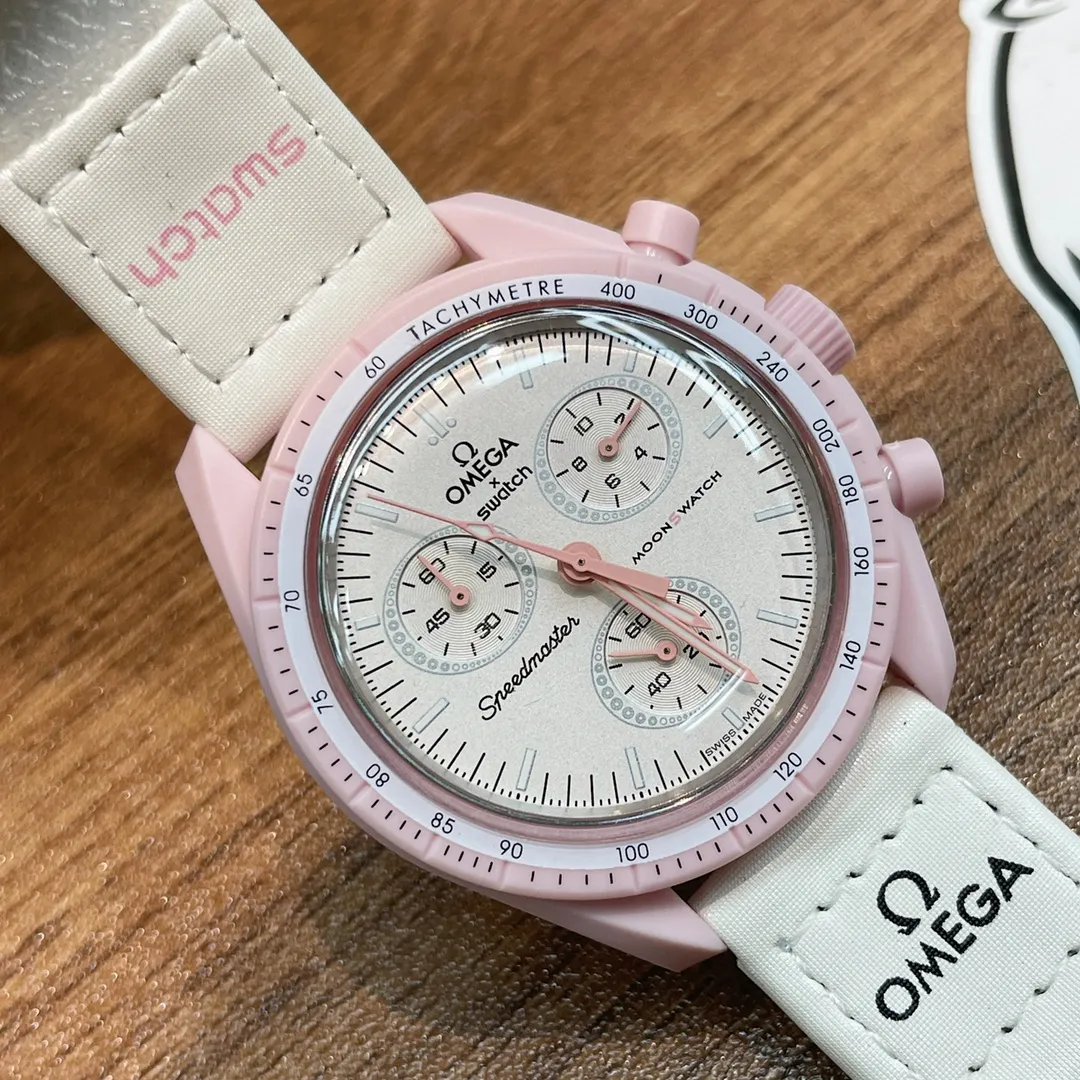 [Original order quality] 💰700! 【Purchasing quality】💰1160! Omega co-branded Swatch, the top version on the market, made of real bioceramic material! Distinguish low-end products in the market! OMEGAxSWATCH Omega x Swatch joint model BIOCERAMIC MOONSWATCH joint watch, this series of watches has a total of 11 models, all named after planetary bodies. They are: Mission to the Sun (gold) Mission to Mercury (dark gray) Mission to Venus (pink) Mission to Earth (blue) Mission to the Moon (black) Mission to Mars (white) Mission to Jupiter (bronze) Mission to Saturn (beige) Mission to Uranus (light blue) Mission to Neptune (dark blue) Mission to Pluto (grey) Each one represents the characteristics of a different planet and uses its elements to decorate the dial, making people want to collect the entire series at once.  Swiss quartz machine, size 42mm. The Velcro strap is waterproof and easy to wear. It is worth buying. It can be collected and given as a gift. It has 11 colors and represents the 11 planets in the universe. The colors are bright and this summer accessory is a must-have!