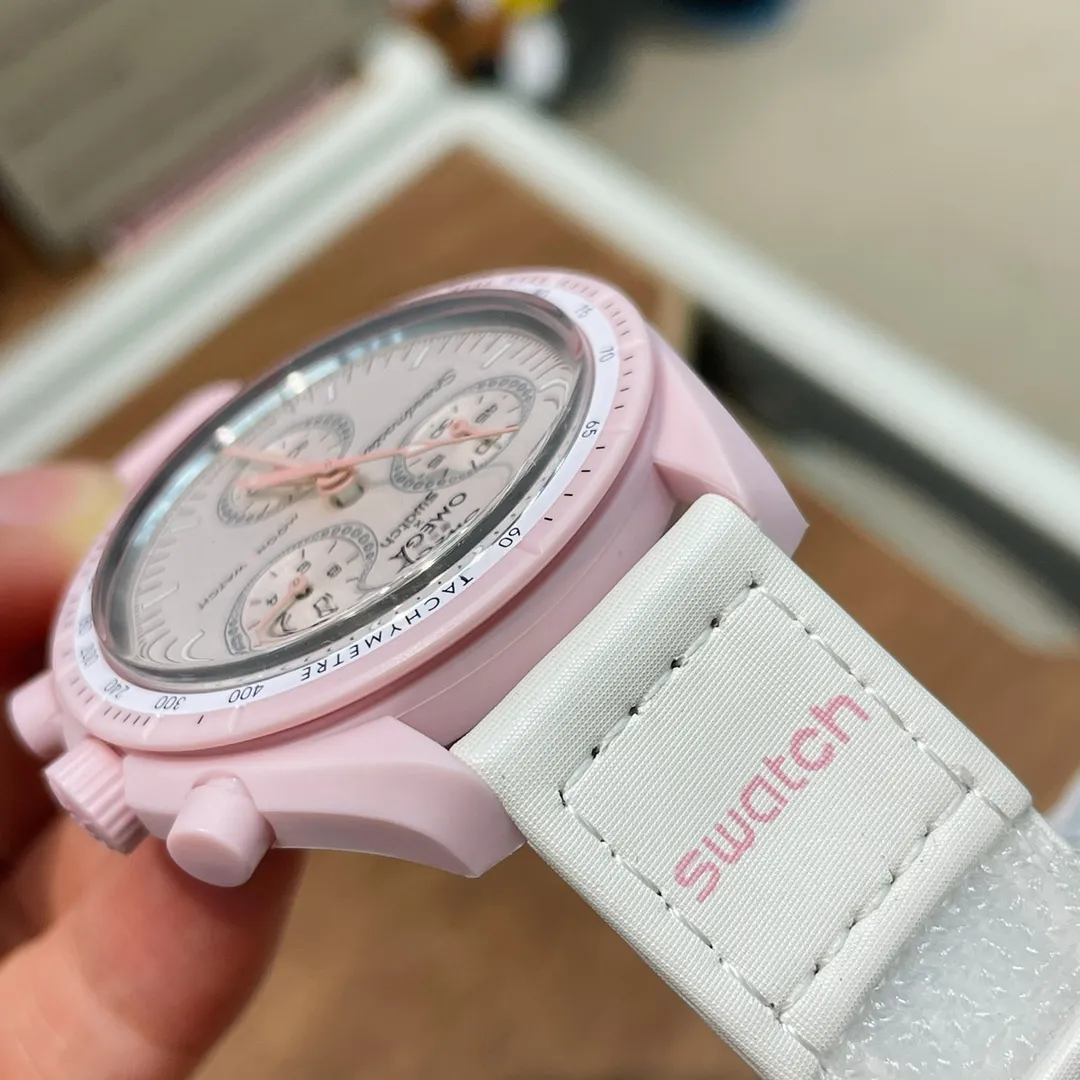 [Original order quality] 💰700! 【Purchasing quality】💰1160! Omega co-branded Swatch, the top version on the market, made of real bioceramic material! Distinguish low-end products in the market! OMEGAxSWATCH Omega x Swatch joint model BIOCERAMIC MOONSWATCH joint watch, this series of watches has a total of 11 models, all named after planetary bodies. They are: Mission to the Sun (gold) Mission to Mercury (dark gray) Mission to Venus (pink) Mission to Earth (blue) Mission to the Moon (black) Mission to Mars (white) Mission to Jupiter (bronze) Mission to Saturn (beige) Mission to Uranus (light blue) Mission to Neptune (dark blue) Mission to Pluto (grey) Each one represents the characteristics of a different planet and uses its elements to decorate the dial, making people want to collect the entire series at once.  Swiss quartz machine, size 42mm. The Velcro strap is waterproof and easy to wear. It is worth buying. It can be collected and given as a gift. It has 11 colors and represents the 11 planets in the universe. The colors are bright and this summer accessory is a must-have!