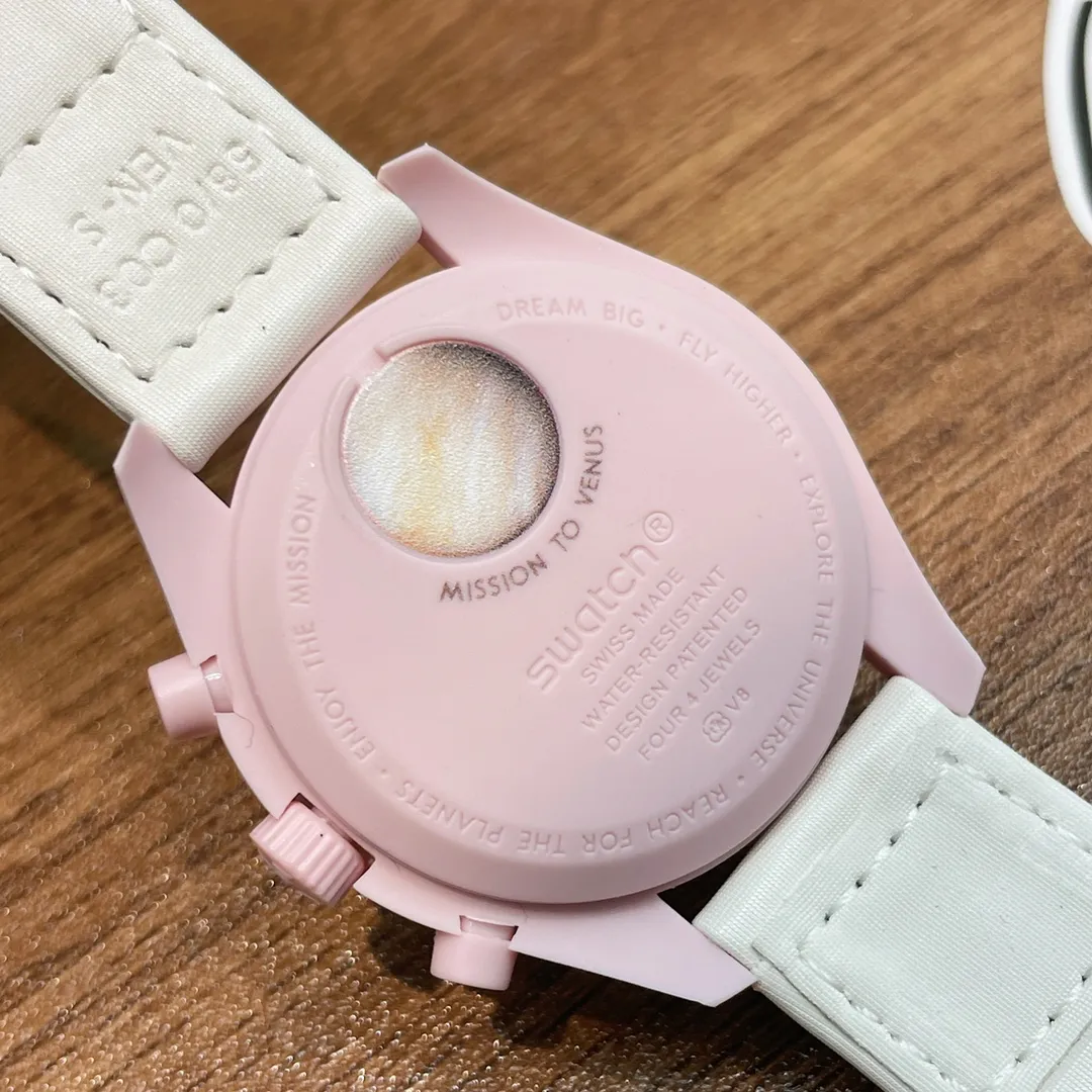 [Original order quality] 💰700! 【Purchasing quality】💰1160! Omega co-branded Swatch, the top version on the market, made of real bioceramic material! Distinguish low-end products in the market! OMEGAxSWATCH Omega x Swatch joint model BIOCERAMIC MOONSWATCH joint watch, this series of watches has a total of 11 models, all named after planetary bodies. They are: Mission to the Sun (gold) Mission to Mercury (dark gray) Mission to Venus (pink) Mission to Earth (blue) Mission to the Moon (black) Mission to Mars (white) Mission to Jupiter (bronze) Mission to Saturn (beige) Mission to Uranus (light blue) Mission to Neptune (dark blue) Mission to Pluto (grey) Each one represents the characteristics of a different planet and uses its elements to decorate the dial, making people want to collect the entire series at once.  Swiss quartz machine, size 42mm. The Velcro strap is waterproof and easy to wear. It is worth buying. It can be collected and given as a gift. It has 11 colors and represents the 11 planets in the universe. The colors are bright and this summer accessory is a must-have!