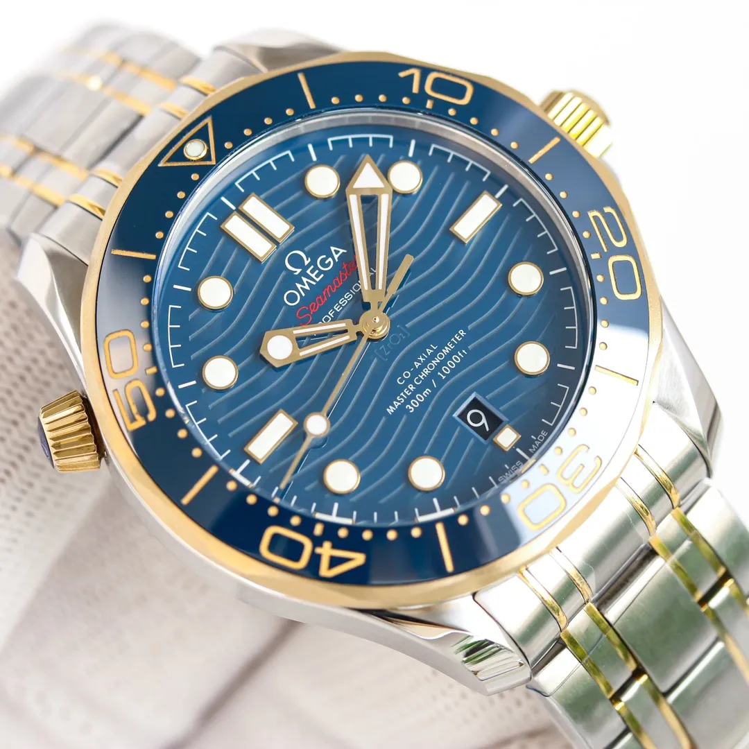 (Send a pair of tape) GR Omega OMEGA Seamaster uses double T black balance wheel 8800 movement, 42 mm case, GR1 laser engraved corrugated dial, hollow hands and ammonia exhaust valve, etc. The color scheme uses a classic blue dial with a blue bezel. The dial and bezel are of the same color. The Seamaster series is a classic configuration among the Omega Seamaster 300-meter diving watches. Black and blue (the two most classic ones) are both in this way. This Seamaster 300 is made of fine steel and 18k gold. It has a 42mm fine steel case, a blue ceramic dial with laser-engraved ripple pattern, and hour markers and hands covered with white Super-LumiNova. There is a calendar window at 6 o'clock. The unidirectional rotating bezel is also made of blue ceramic material, and the bright bezel is decorated with a white enamel diving scale, echoing the overall design. The LOGO, signature, etc. on the dial are also all in white, and the color matching and details are as pure as possible, highlighting the blue.