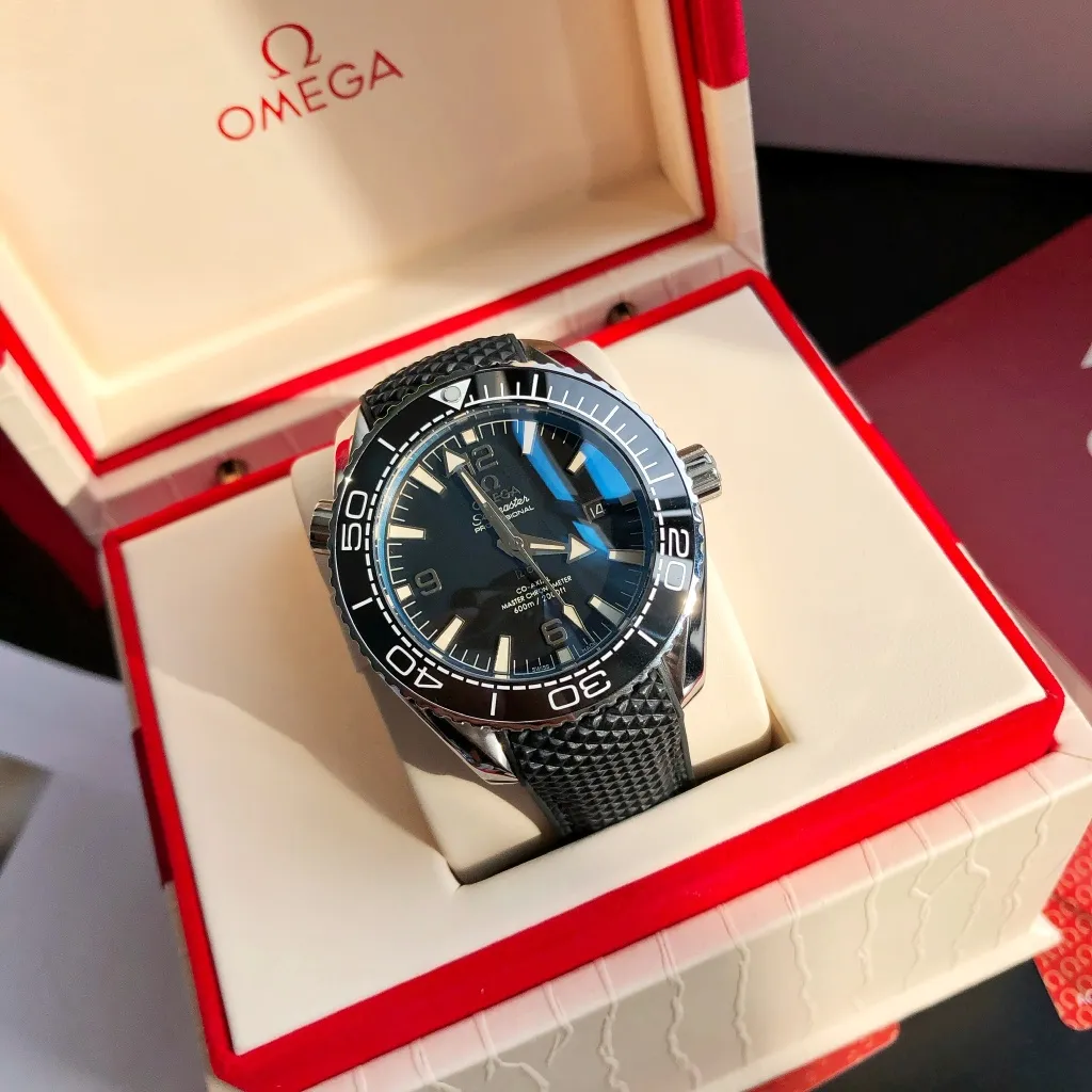 High-end replica 💰1240! TW Taiwan Factory💰1720! 2024 new customized Omega Seamaster series 600-meter America's Cup limited edition diving watch has arrived. It is exclusively customized with original synchronization details. Each watch number is engraved with an identification number and will never be repeated. The ceramic bezel is unique to the entire network. It has a Citizen movement internally and the external repair details are synchronized with the original. [Movement] Equipped with 💯 Brand new Japanese original 9015 automatic mechanical movement, 0️⃣ repair, accurate running time, strong practicality [Case] Made of 316L stainless steel, electroplated in the vacuum furnace of the entire network, equipped with the only original ceramic one-way rotating chronograph ring in its class [Bracelet] Official synchronous rubber strap or 316 stainless steel chain of the Seamaster 600m Diving Watch produced by GD, with the only original push-pull adjustable clasp in its class ⚠️Please look for the exclusive quality of GD products