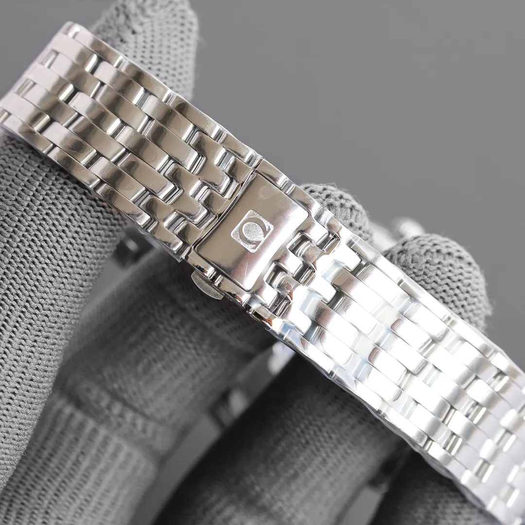 TW Taiwan Factory💰1720! Omega butterfly series watch. The elegant and slim appearance, combined with the simple and elegant design, captures every detail and perfectly interprets the classic charm of the original elegant business. [Details of the masterpiece] The size of the watch is 39.5 mm x 10 mm. The literal scales and hands all inherit the original craftsmanship. They are first polished and then rhodium-plated to ensure permanent luster and amazing temperament. [Details of the masterpiece] The Omega resistor LOGO on the plate is well-curved, and the edges are chamfered naturally. It seems small and exquisite, not worth mentioning, but in fact the craftsmanship is complicated and contains a lot of things. [Innovative move] Using the super stable Japanese 9015 movement, it truly achieves zero repairs.