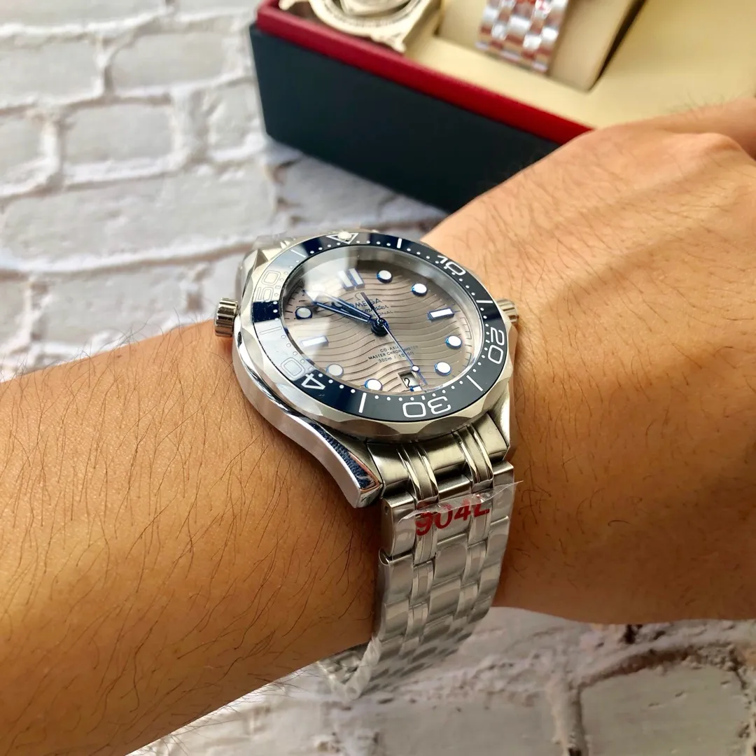 【High-end replica】💰1160! Omega Seamaster series ceramic rings are produced with strict and consistent details. 🇨🇳Original synchronization, the same size of 42mm, equipped with fully automatic imported machinery, can be installed with Citizen movements, and the mystery is optional. ✈️On the occasion of the 25th anniversary of the advent of diving watches, the new classic Seamaster series 300-meter diving watch was born against this background. This watch produced by Qiao Qiao really innovates and changes the brand's Haima series from the inside out.