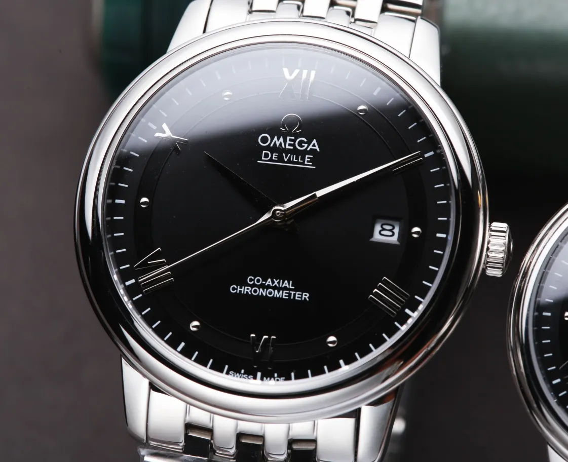[Customized all-in-one machine] 💰1720 each! Omega-De Ville Series-Couple Watches! Genuine mold opening, 👏The lettering is the same as the original product with sun pattern, the curved surface is upgraded to high-definition arched double sapphire glass (clearer display, anti-scratch) 👏The back of the steel belt is also synchronized with the original laser product batch number! It took 9 months to make many corrections and upgrades to create a 1:1 shell model, striving for perfection! The diameter of men's wear is 39.5mm, and the diameter of women's wear is 32.7mm👏! The style adopts the original Citizen 8215® movement, which vibrates 28,800 times per hour, and has zero repair quality. ✅The style is matched with Italian cowhide to make the wrist more comfortable and comfortable. 🗣The strap/buckle is engraved with the classic "OMEGA" logo, which is generous and classy. Real shot🔰Please pay attention to the details! (Focus on original new machines) Focus is an attitude, produced by JH!