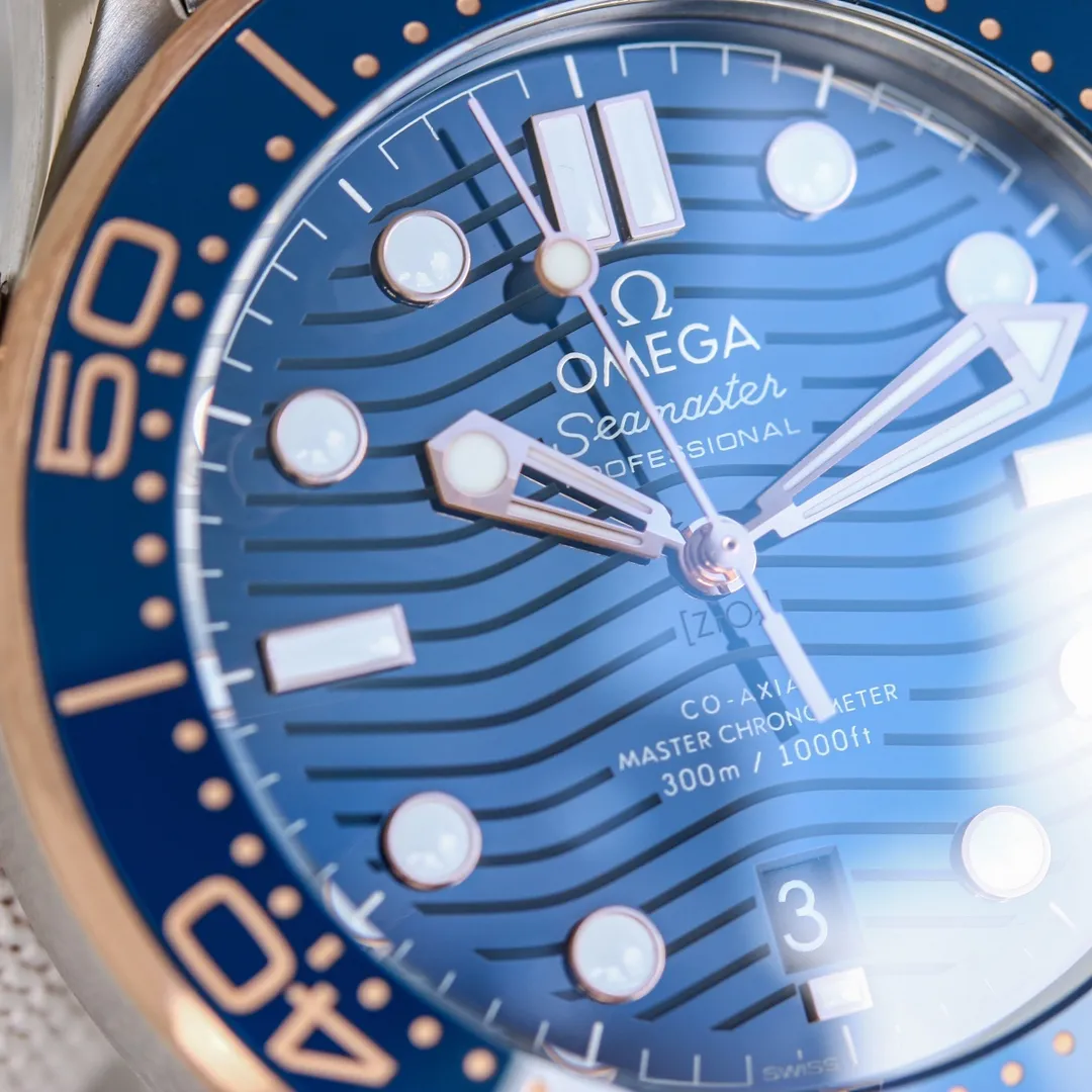 【Top replica】💰4500! OMEGA SEAMASTER Planet Ocean 300m 300m Coaxial Master Chronometer 42mm 42mm Diving Watch 210.30.42.20.01.001 Stainless steel brushed case is partially polished The bezel is made of black ceramic and decorated with white enamel diving scales The bezel scale is not easy to wear and fade Ratchet-type countdown bezel rotates counterclockwise in one direction Dome-shaped sapphire mirror coated with anti-glare film Polished black ceramic dial, laser engraved ripple pattern, with a calendar window at 6 o'clock, the hollow hands and embossed hour scales are rhodium-plated and covered with Super-LumiNova luminous coating, blue and green two-color luminous, green luminous minute hand display with green luminous dot on the bezel for diving oxygen countdown, multiple waterproof screw-in crown, can be worn for real sea diving, conical shaped helium exhaust valve, corrugated edge design is transparent The beautiful movement of the movement is clearly visible on the back of the watch, replica of the 8800 movement, ⚠️ detailed double T shock absorber, brushed steel strap, the strap is disassembled with screws on both sides like the original, independent fixed rod design strap in the middle, double folding snap buckle, with push-button fine-tuning extension, can be opened and extended to wear on the surface of the diving suit when diving, comes with NATO gray and black nylon strap, which can be easily replaced to switch different wearing styles, watch diameter 42mm Real shots of shipment
