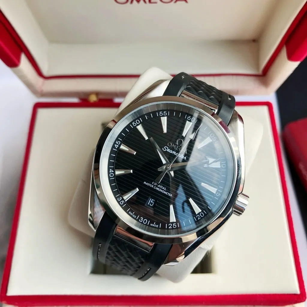 【Customized all-in-one machine】💰1720! Omega Seamaster 150-meter watch [Ocean charm, classic hot model] The classic and timeless design is very characteristic of the Omega brand [Movement] Equipped with the imported brand new Citizen 9015 all-in-one automatic mechanical movement, accurate travel time and long-lasting, highly recognized by watch friends [Case] 316L stainless steel case, modified and beautiful body, original consistent 41.5mm diameter, curved dial, depth waterproof to 200 meters [Bracelet] imported rubber strap Equipped with the original folding clasp of the same material, the details are synchronized with the original product ⚠️Please look for the exclusive quality produced by GD