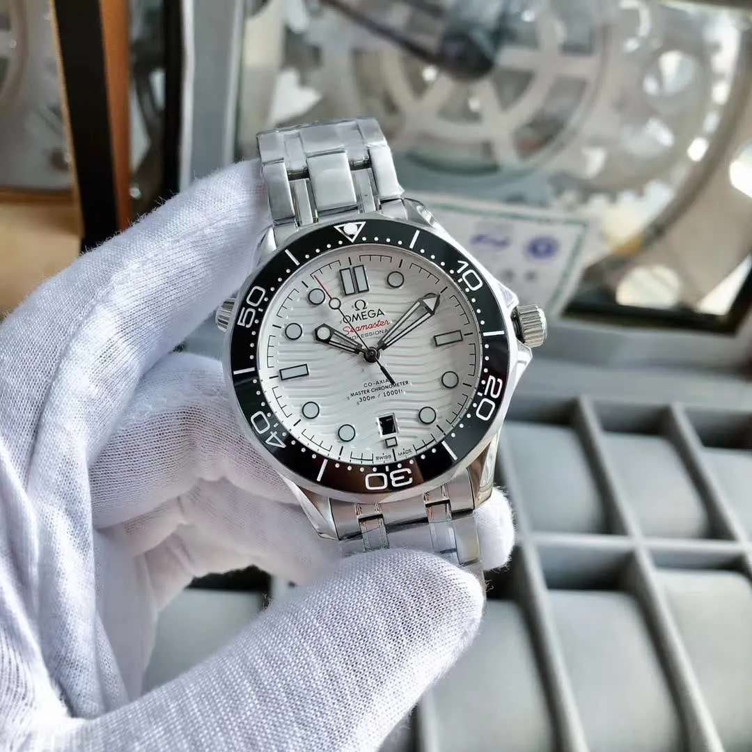 【Foreign trade import】💰2400! OMEGA Omega Seamaster series. This classic and tough timepiece continues Omega’s glorious marine legend. The unique dial design of the Omega Seamaster Aqua Terra is reminiscent of the endless waves of the sea. The 45 mm 316L stainless steel case is equipped with a ceramic bezel and is paired with a 361 stainless steel strap or tape imported from Thailand. This certified chronometer is powered by Caliber 8800. 3-digit calendar display. The operation of the movement is clearly visible through the transparent case back.