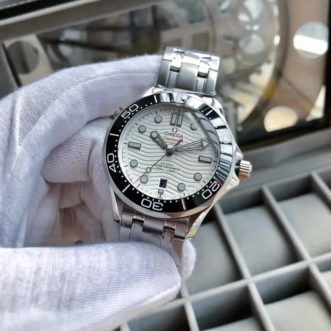 【Foreign trade import】💰2400! OMEGA Omega Seamaster series. This classic and tough timepiece continues Omega’s glorious marine legend. The unique dial design of the Omega Seamaster Aqua Terra is reminiscent of the endless waves of the sea. The 45 mm 316L stainless steel case is equipped with a ceramic bezel and is paired with a 361 stainless steel strap or tape imported from Thailand. This certified chronometer is powered by Caliber 8800. 3-digit calendar display. The operation of the movement is clearly visible through the transparent case back.