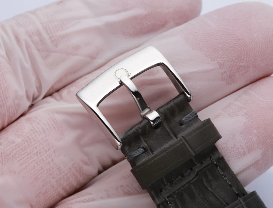 【Customized all-in-one machine】💰1720!  Omega-De Ville Series-Couple Watches! Genuine mold opening, 👏The lettering is the same as the original product with sun pattern, the curved surface is upgraded to high-definition arched double sapphire glass (clearer display, anti-scratch) 👏The back of the steel belt is also synchronized with the original laser product batch number! It took 9 months to make many corrections and upgrades to create a 1:1 shell model, striving for perfection! The diameter of men's wear is 39.5mm, and the diameter of women's wear is 32.7mm👏! The style adopts the original Citizen 9015 all-in-one machine movement, which vibrates 28,800 times per hour, and has zero repair quality. ✅The style is matched with Italian cowhide to make the wrist more suitable and comfortable. The strap body/buckle is engraved with the "OMEGA" classic logo, which is generous and classy. Real shot🔰Please pay attention to the details!
