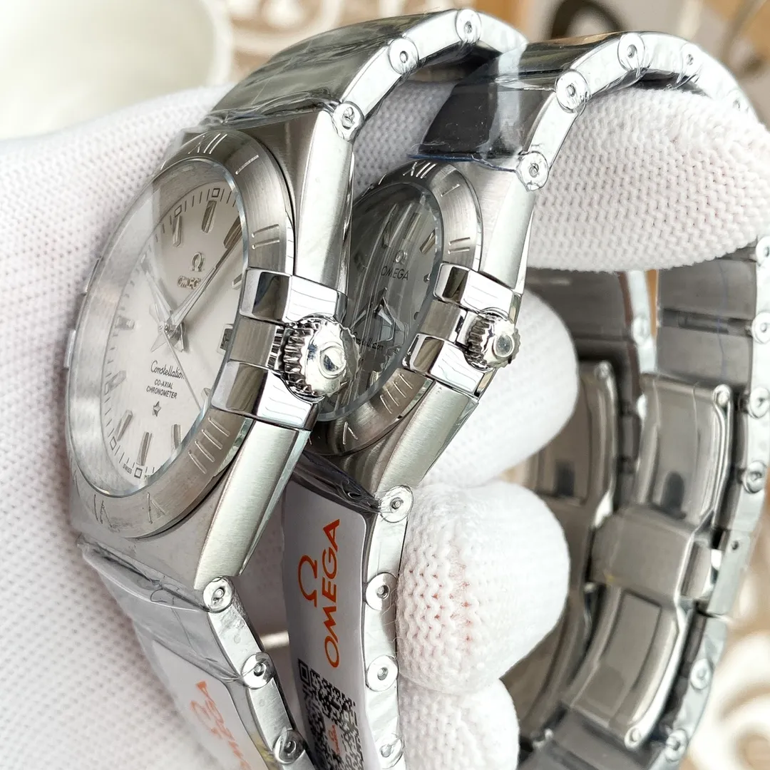 【Foreign Trade Import】💰1080 each! Omega-2021 latest model‼ ️Couples' Constellation Series Quartz Watches are now on the market. Constellation Quartz Series Watches - delicate touch, beautiful in every detail! [Case]: 1:1 exquisite reproduction, large size 40mm, small size 28mm, sapphire crystal mirror, 3-degree super waterproof. Every effort has been made to reproduce all the exquisite details, showing the innovative, refined and elegant style of this series. [Watch strap]: Horizontal strip chain strap, exquisite workmanship and delicate polishing. The frosted links alternate with finely polished links, creating an extraordinary luster. The bracelet is equipped with a butterfly clasp, and the structure is synchronized with the original. [Movement]: Equipped with quartz movement imported from Switzerland, it is strong, stable and trouble-free, giving you a perfect experience of precision and reliability.    Made with sincerity and meticulousness🔥Top-quality products, constant quality🔥