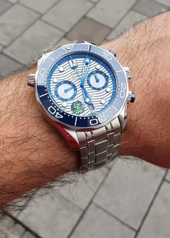 【High-end replica】💰1440! Top replica 💰Private chat! OMEGA's new Seamaster 210.22.44.51.01.001 Seamaster 300m chronograph men's watch. The highest version of the chronograph watch currently on the market. 1: The case is sanded, fine, white and bright, and the beveled edges are polished and chamfered with genuine precision. 2: Equipped with a replica Omega 9900 chronograph movement, 904 fine steel case 44 mm. , Tianjin natural rubber strap, 3: Paired with a ceramic bezel decorated with white enamel diving scales, making exploration unique 4: The mirror is made of imported sapphire, which has high hardness, scratch resistance, and is extremely transparent 5: The dial is made of blue (black) ceramics and is decorated with laser-engraved wave patterns. It matches the hollow hands and white enamel diving scales to interpret the charm of the ocean. Please look for the exclusive quality.