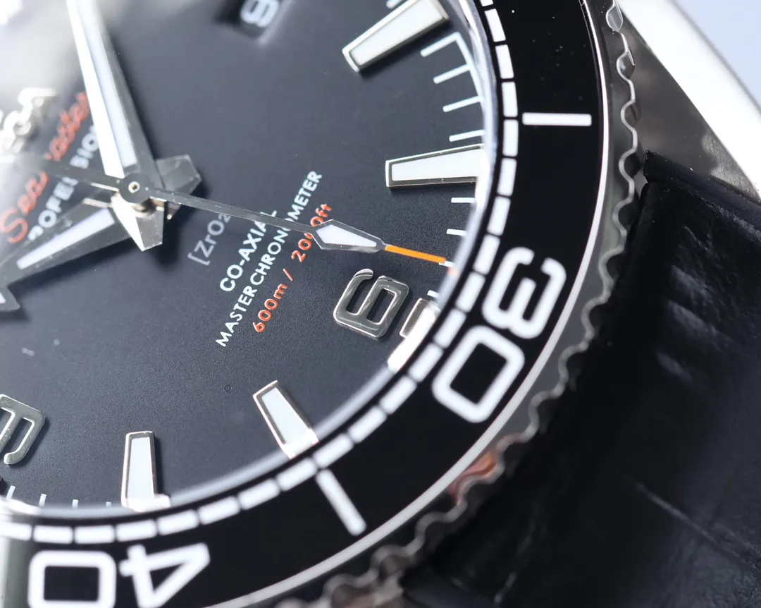 Omega Planet Ocean 600 meters, the entire series of watches once again reaches the top! Five codes in one, warranty card, diamond card, observatory certification card, hang tag, etc. Exclusive number 87895505, exclusive quality, exclusive packaging. In 2021, the official website strongly recommends the exclusive quality of the Seamaster series 600-meter diving watch. [Model] 215.32.44.21.01.001 [Movement] Equipped with 8900/8906 automatic mechanical movement, original see-through design, corrected movement, accurate running time, strong practicality, 100% waterproof [Glass] With arched wear-resistant glass, diameter 43.5mm, thickness 15.5mm [Case] Made of 316L stainless steel, post-processed and polished, equipped with the only original ceramic ring in its class with an original one-way rotating timing ring. [Watch strap] Belt/tape/steel strap, buckle steel strap 316L fine steel brushed and polished, Italian imported cowhide with imported frog glue, steel strap with same-level original Omega stretch buckle, same-level value, please certify exclusive details, exclusive quality code is 87895505 Authentic copy-Reprint🔥Top product, high quality products constantly🔥