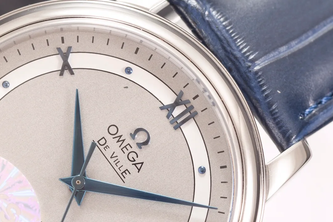 【Foreign Trade Import】💰1720! Omega Butterfly Series 424.13.40.20.02.001 watch. The elegant and slim appearance, combined with the simple and elegant design, captures every detail and perfectly interprets the classic charm of the original elegant business. 1⃣️[Details of the masterpiece] The size of the watch is 39.5 mm x 10 mm. The literal scales and hands all inherit the original craftsmanship. They are first polished and then rhodium-plated to ensure permanent luster and amazing temperament. 2⃣️[Details of the masterpiece] The Omega resistor LOGO on the plate is properly curved, and the edges are chamfered naturally. It seems small and exquisite, not worth mentioning, but in fact the craftsmanship is complicated and contains a lot of things. 3⃣️【Innovation】Using the super stable Japanese Miyota 9015 movement, truly achieving zero repairs. 4⃣️【Five codes in one】Bottom cover, warranty card, and tag are all combined into one, realizing one card, one number!