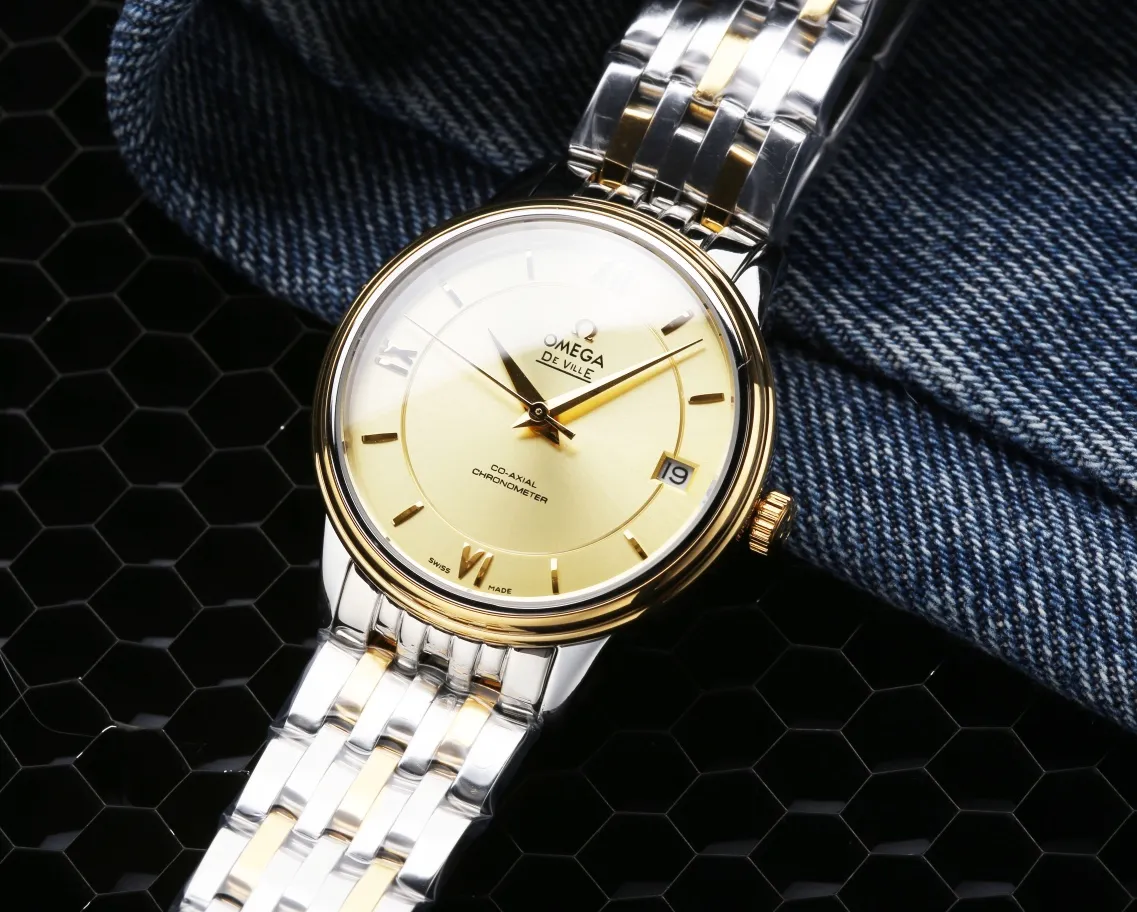 [High-end replica] 💰1520 each! Omega-De Ville Series-Couple Watches! Genuine mold opening, 👏The lettering is the same as the original product with sun pattern, the curved surface is upgraded to high-definition arched double sapphire glass (clearer display, anti-scratch) 👏The back of the steel belt is also synchronized with the original laser product batch number! It took 9 months to make many corrections and upgrades to create a 1:1 shell model, striving for perfection! The diameter of men's wear is 39.5mm, and the diameter of women's wear is 32.7mm👏! The style adopts the original Citizen 8215® movement, which vibrates 28,800 times per hour, and has zero repair quality. ✅The style is matched with Italian cowhide to make the wrist more comfortable and comfortable. 🗣The strap/buckle is engraved with the classic "OMEGA" logo, which is generous and classy. Real shot🔰Please pay attention to the details!