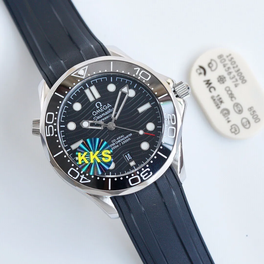 Brand new KKS factory three codes in one, unique packaging, exclusive coding, the steel strap is adjustable with a fine-tuning buckle, high-end quality, high profit, welcome to experience, 100% waterproof and swimmable. Hot model returns 🔥 Hot model returns 🔥 Hot model returns 🔥 KKS new products are launched Three codes in one, exclusive quality, exclusive packaging, always adhering to practical value, there is no best, only a better upgrade concept, pushing the entire series of Omega Seamaster watches to the top again! In 2020, the official highly recommended Seamaster series 300-meter diving watch has exclusive quality on the entire network. [Movement] Equipped with 💯 brand new Japanese original Citizen 8215 automatic mechanical movement, original see-through design, corrected movement 8500 restoration all-in-one machine, 0️⃣repair, accurate running time, strong practicality, 100% waterproof [Glass] Double-bright Sapphire shock-proof and scratch-proof glass Equipped with arched wear-resistant and scratch-resistant glass, it is three-level waterproof and can swim with confidence🏊, watch diameter 39.5/11mm [Case] Made of 316L stainless steel case, equipped with the only original ceramic one-way rotating chronograph ring in its class [Belt] The buckle is polished from 316L fine steel, imported Italian cowhide and imported frog glue to show the endless quality. It is equipped with the only original Omega stretch buckle in its class, which can be finely adjusted. It is the best value in its class. Please certify the exclusive KKS details. The KKS exclusive quality code is 80456374. Welcome to compare the quality.