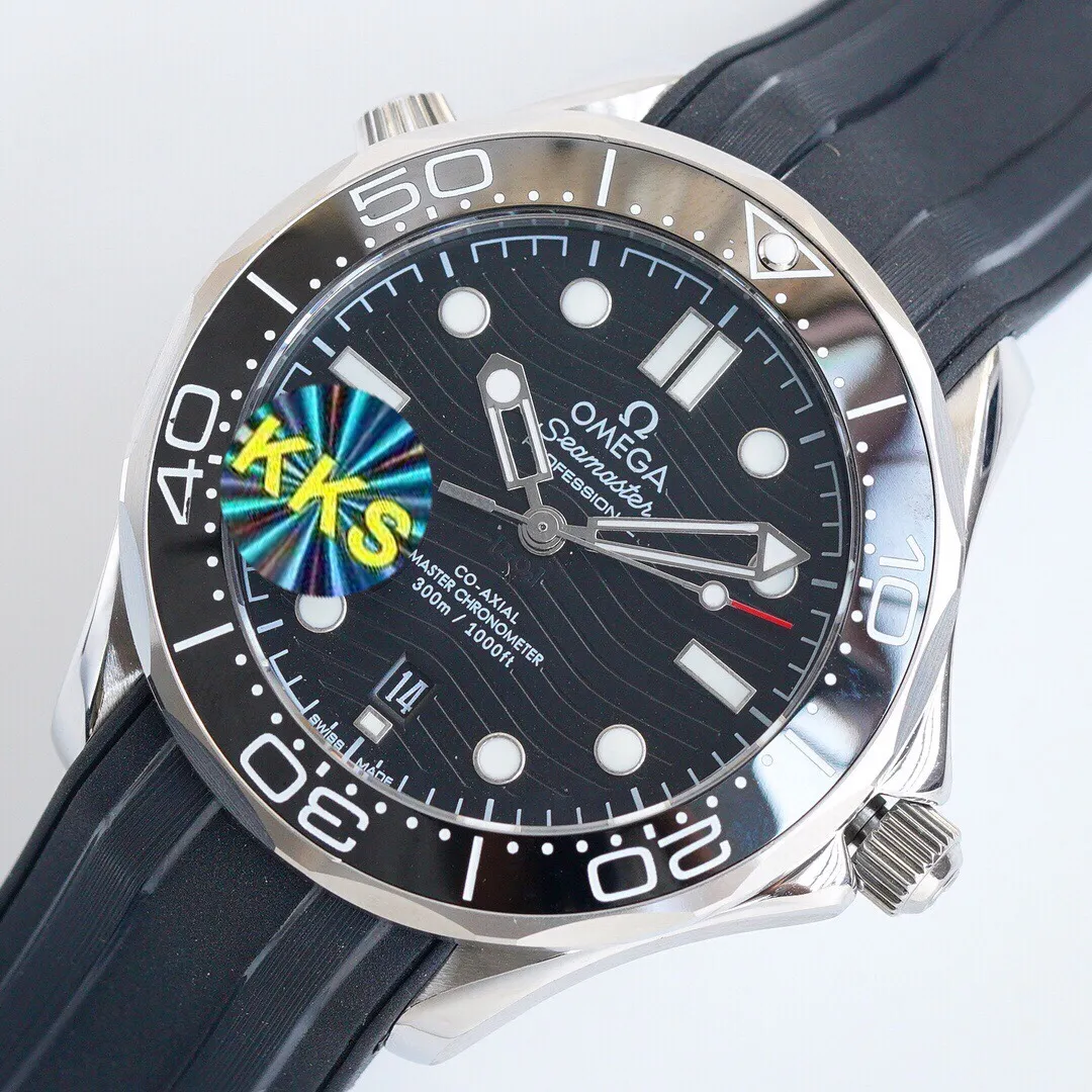 Brand new KKS factory three codes in one, unique packaging, exclusive coding, the steel strap is adjustable with a fine-tuning buckle, high-end quality, high profit, welcome to experience, 100% waterproof and swimmable. Hot model returns 🔥 Hot model returns 🔥 Hot model returns 🔥 KKS new products are launched Three codes in one, exclusive quality, exclusive packaging, always adhering to practical value, there is no best, only a better upgrade concept, pushing the entire series of Omega Seamaster watches to the top again! In 2020, the official highly recommended Seamaster series 300-meter diving watch has exclusive quality on the entire network. [Movement] Equipped with 💯 brand new Japanese original Citizen 8215 automatic mechanical movement, original see-through design, corrected movement 8500 restoration all-in-one machine, 0️⃣repair, accurate running time, strong practicality, 100% waterproof [Glass] Double-bright Sapphire shock-proof and scratch-proof glass Equipped with arched wear-resistant and scratch-resistant glass, it is three-level waterproof and can swim with confidence🏊, watch diameter 39.5/11mm [Case] Made of 316L stainless steel case, equipped with the only original ceramic one-way rotating chronograph ring in its class [Belt] The buckle is polished from 316L fine steel, imported Italian cowhide and imported frog glue to show the endless quality. It is equipped with the only original Omega stretch buckle in its class, which can be finely adjusted. It is the best value in its class. Please certify the exclusive KKS details. The KKS exclusive quality code is 80456374. Welcome to compare the quality.