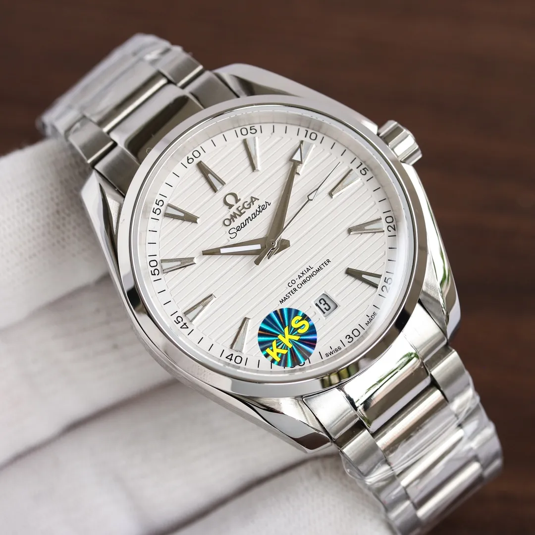 【Top replica】💰2400! The Omega Seamaster Aqua Terra 150-meter watch is perfectly performed with an exquisite original synchronous movement deck rotor. [Movement] The manufacturer exclusively strives to create an original detailed synchronous movement deck. It has mature technology, fine workmanship, and professional matching with zero repairs. It is equipped with a replica of the genuine Omega 8800 movement. It has accurate travel time, long-lasting durability, and is perfectly close to the original. [Case] 316L stainless steel case Top factory production technology, pursuit of perfection in details, beautiful case curvature, original consistent 41.5mm diameter, curved dial, deep waterproof, scratch-resistant sapphire glass mirror, suitable for diving and swimming🏊🏻 [Bracelet] Made of 316L stainless steel bracelet, each section is carefully polished, equipped with an original folding clasp of the same material. The details are synchronized and authentic. Added Italian original tape and original buckle! ⚠️Please look for the exclusive KKS details and reproduce the product. The KKS exclusive quality code is 80456374. Welcome to compare the quality.